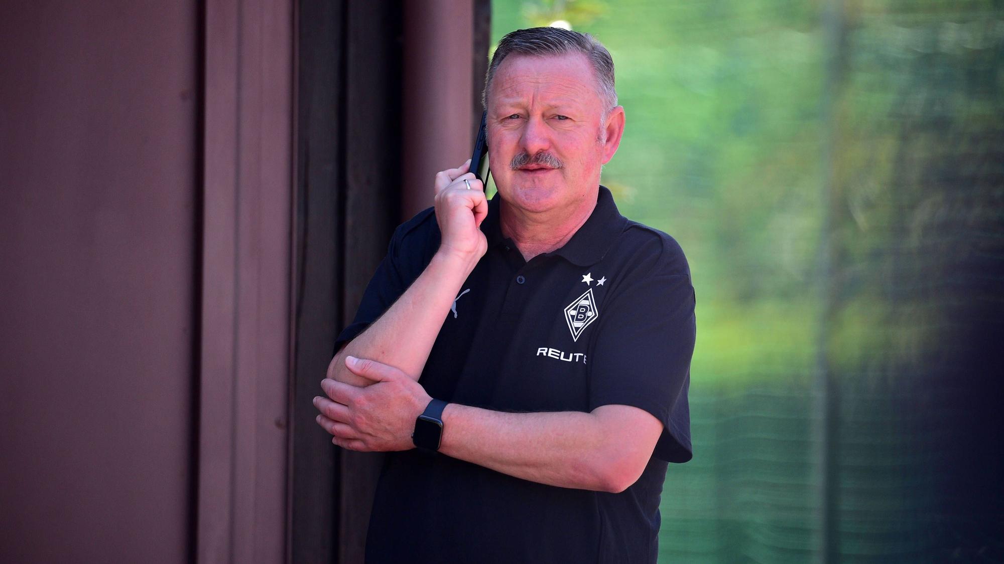 Roland Virkus im Trainingslager in Rottach-Egern mit Telefon am Ohr.