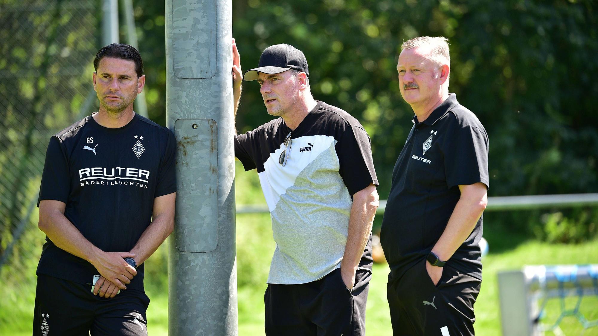 Gerardo Seoane, Steffen Korell und Roland Virkus am Trainingsplatz.