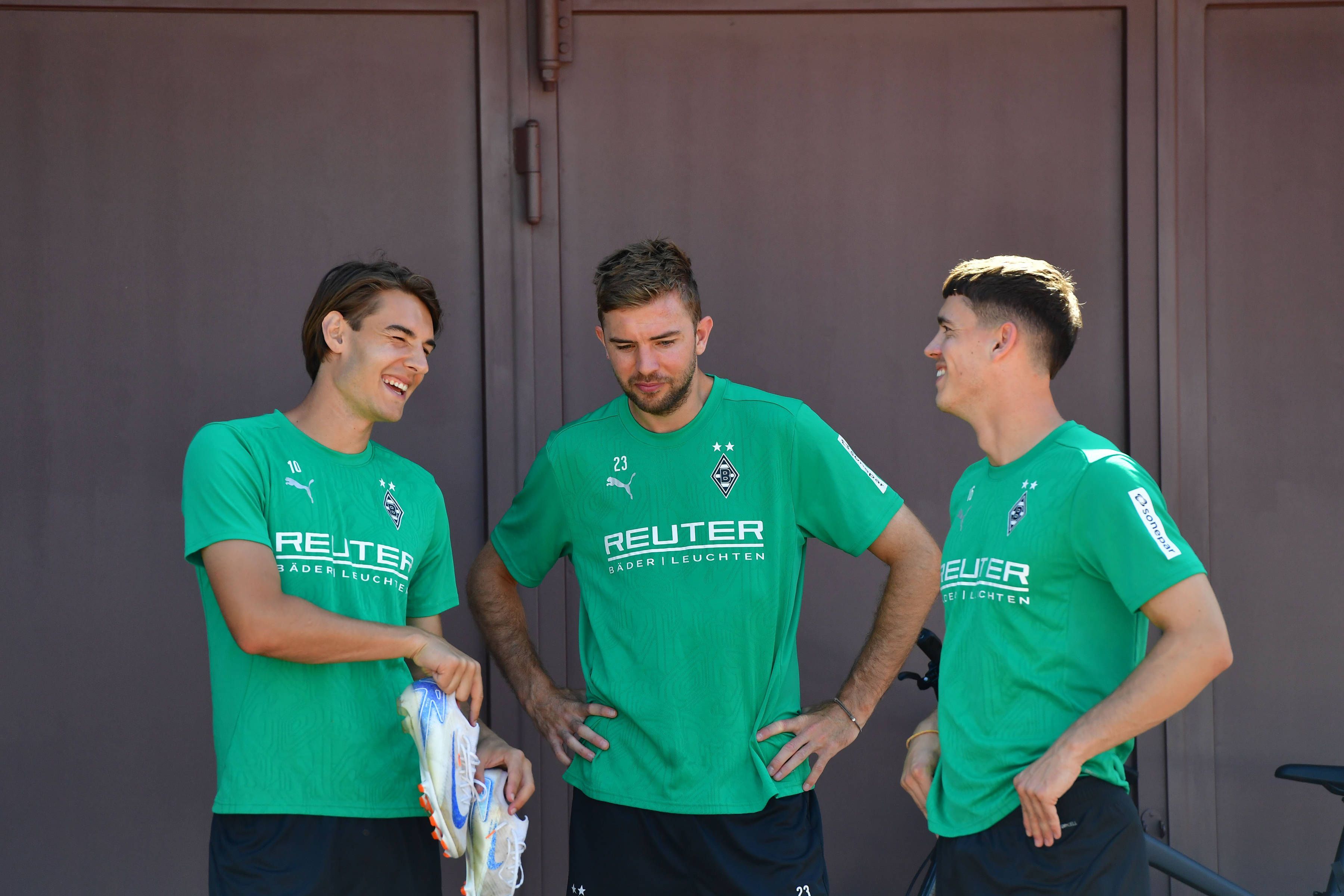 Florian Neuhaus im Trainingslager in Rottach-Egern im Gespräch mit seinen Gladbacher Teamkollegen Christoph Kramer und Philipp Sander.