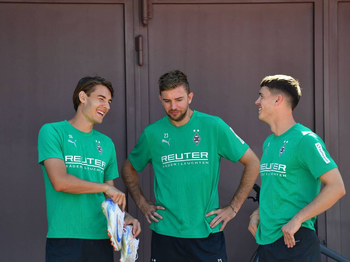 Florian Neuhaus im Trainingslager in Rottach-Egern im Gespräch mit seinen Gladbacher Teamkollegen Christoph Kramer und Philipp Sander.