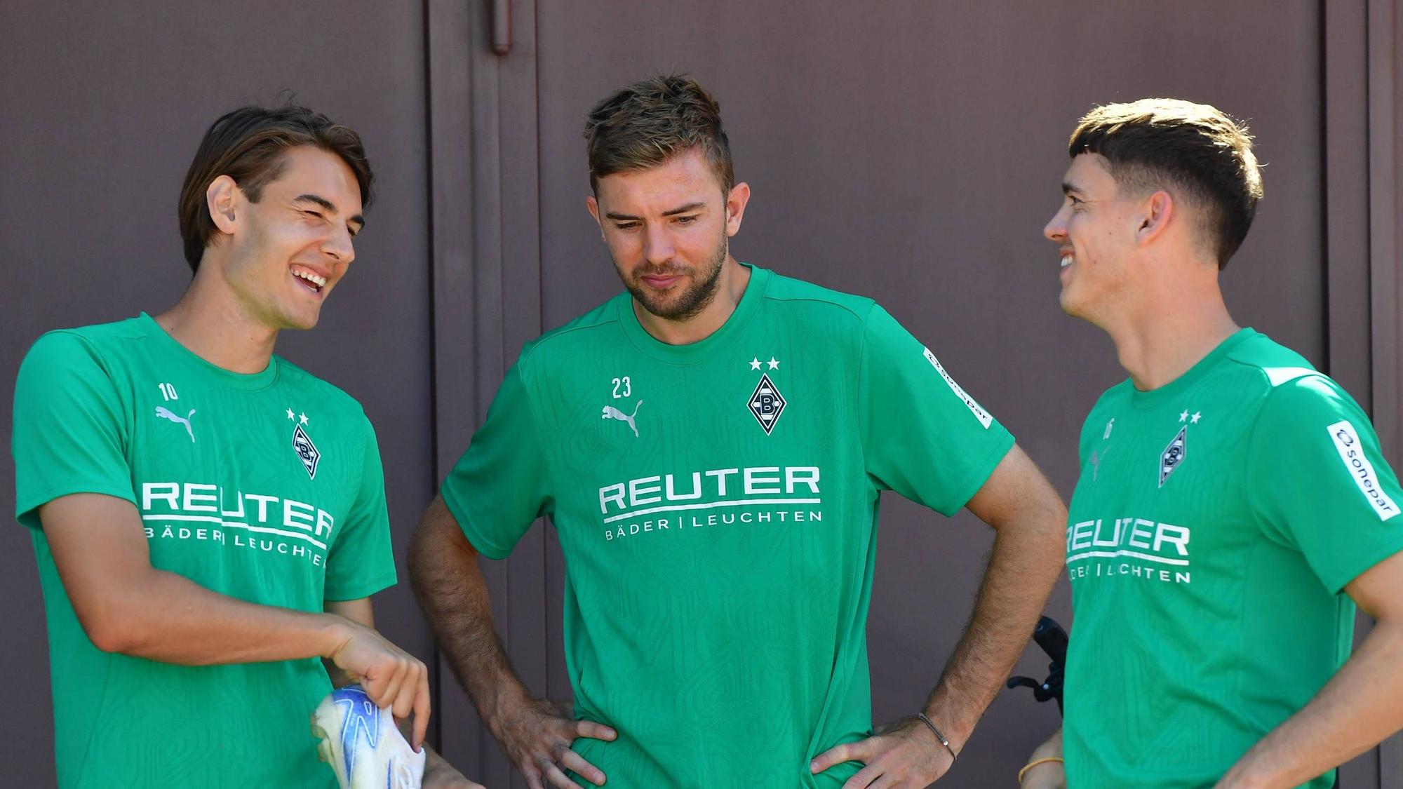 Florian Neuhaus im Trainingslager in Rottach-Egern im Gespräch mit seinen Gladbacher Teamkollegen Christoph Kramer und Philipp Sander.