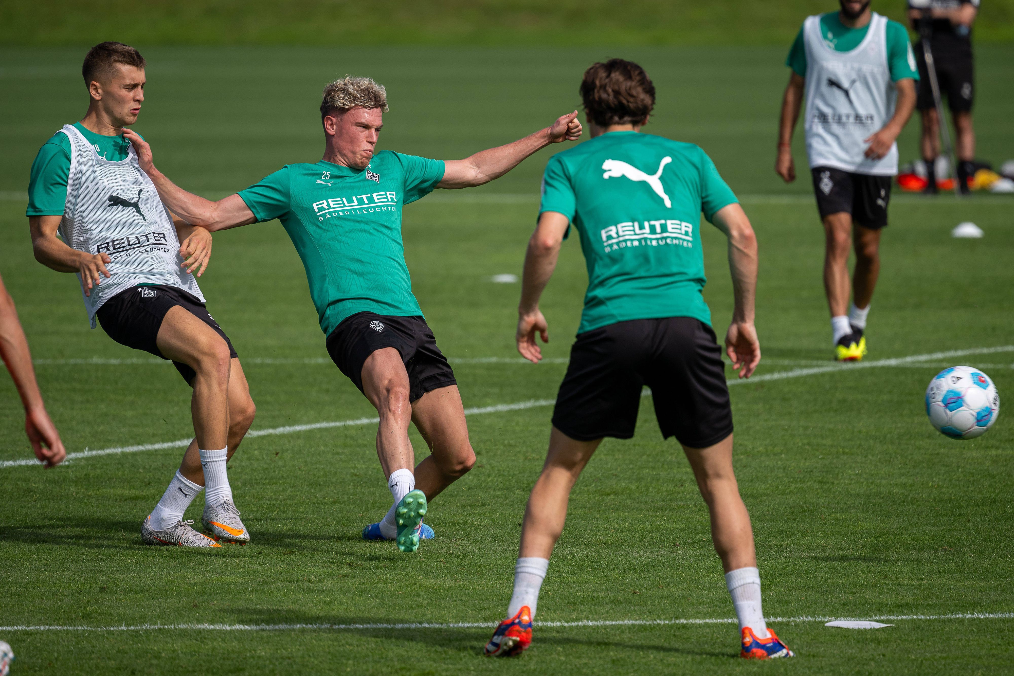 Borussia Mönchengladbachs Robin Hack passt den Ball im Training.