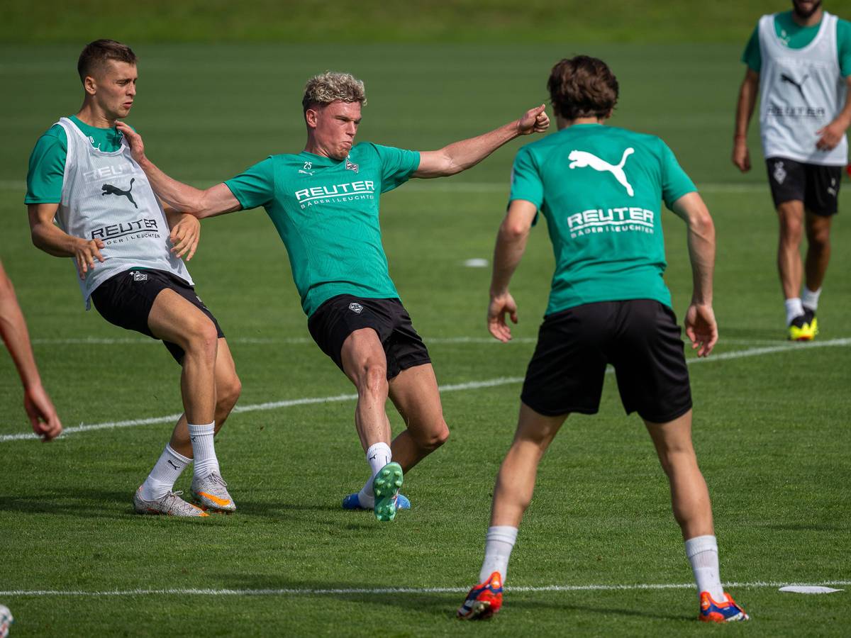 Borussia Mönchengladbachs Robin Hack passt den Ball im Training.