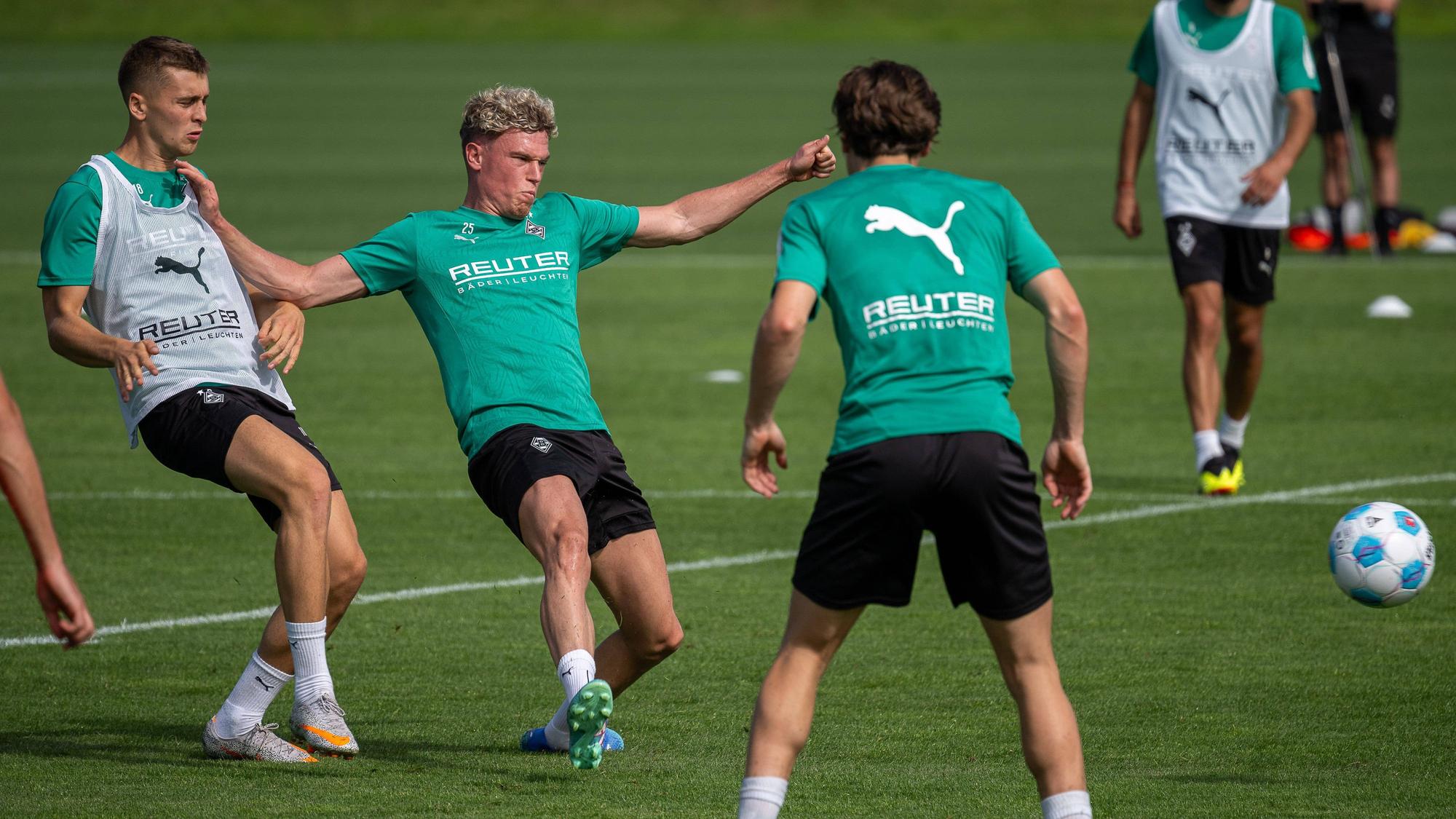 Borussia Mönchengladbachs Robin Hack passt den Ball im Training.