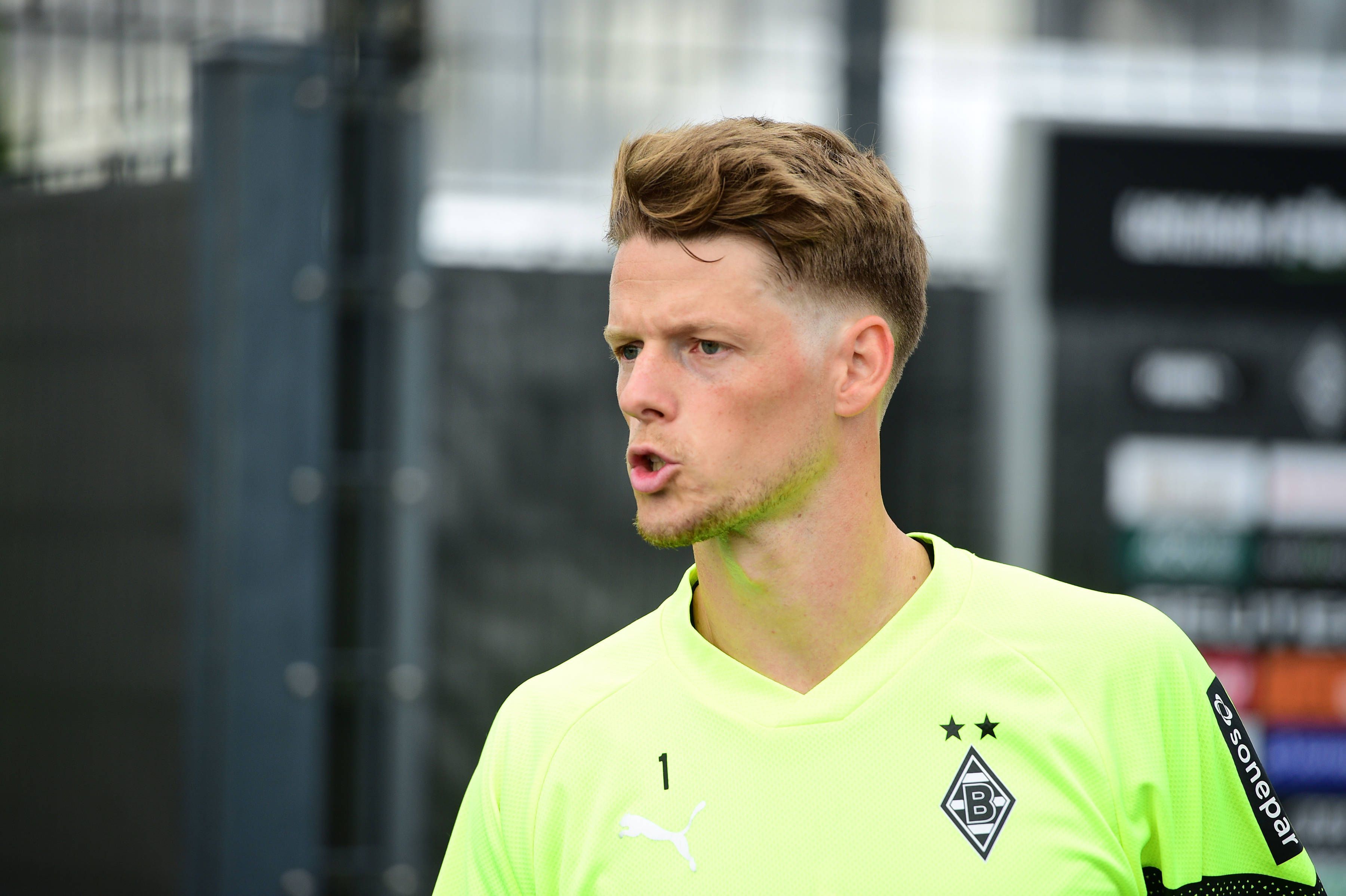 Torwart Jonas Omlin verzieht auf dem Trainingsplatz das Gesicht.