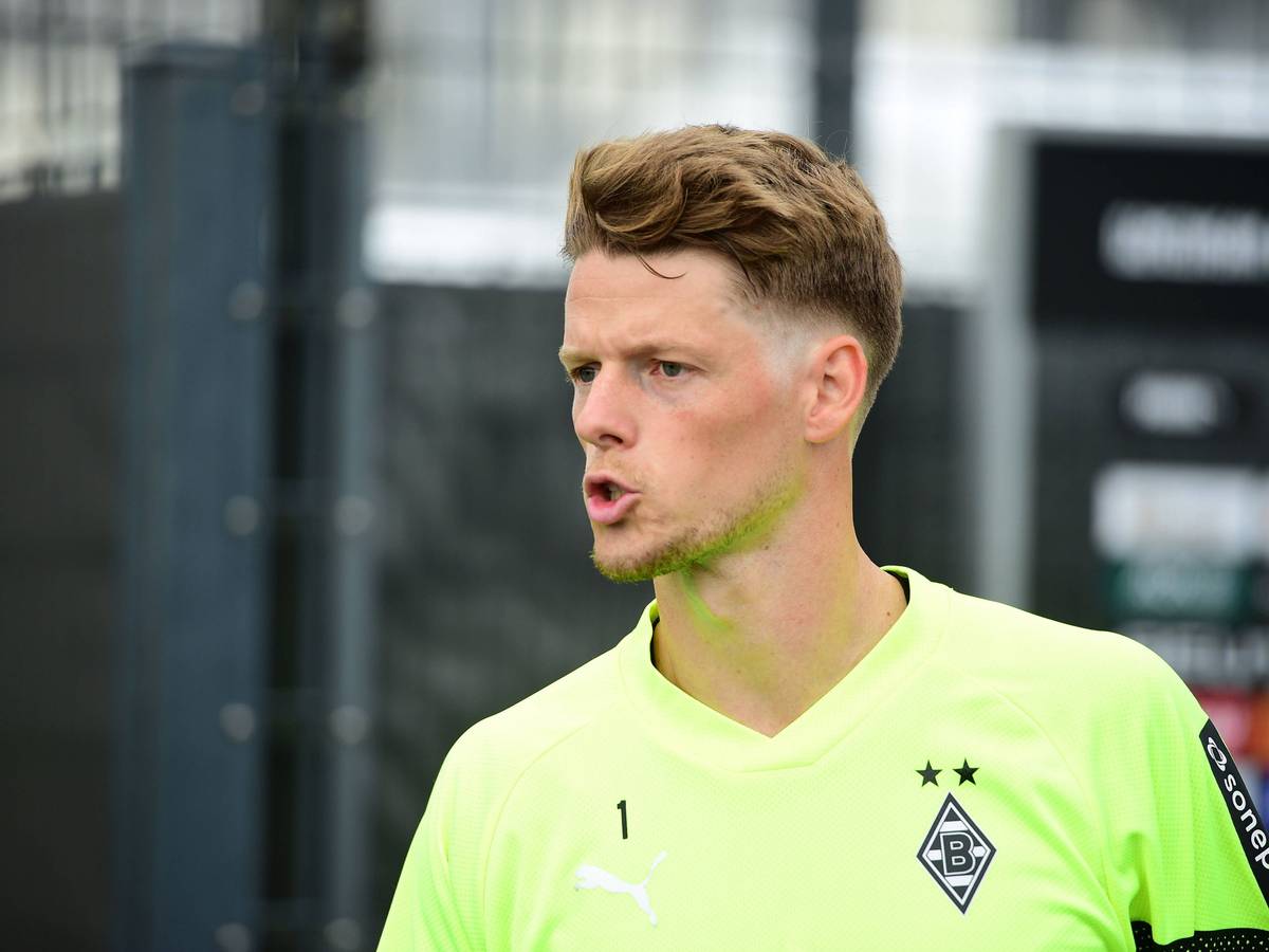 Torwart Jonas Omlin verzieht auf dem Trainingsplatz das Gesicht.
