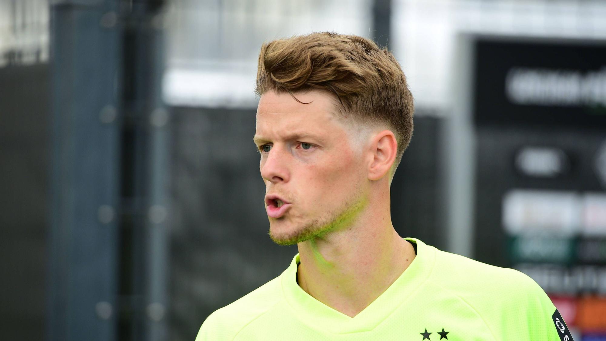 Torwart Jonas Omlin verzieht auf dem Trainingsplatz das Gesicht.