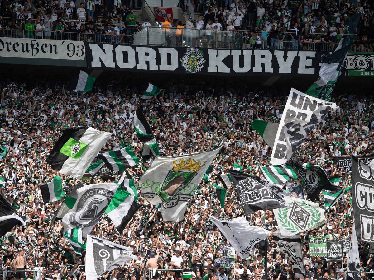 Die gefüllte Nordkurve im Borussia-Park.