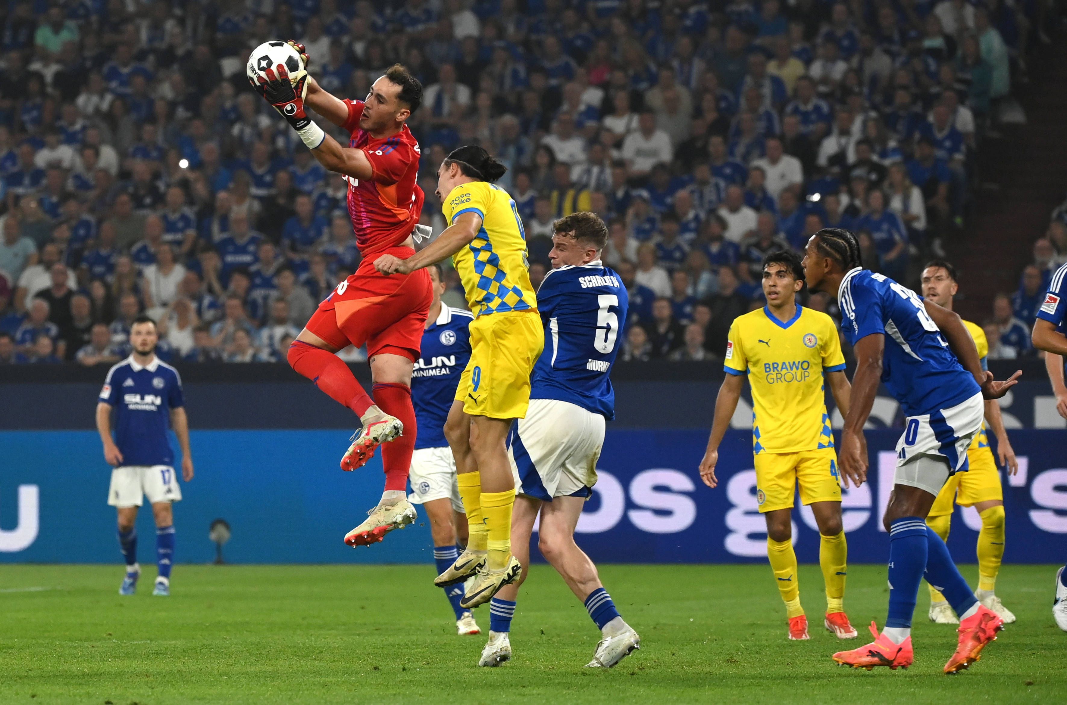 Justin Heekeren fängt einen Ball.