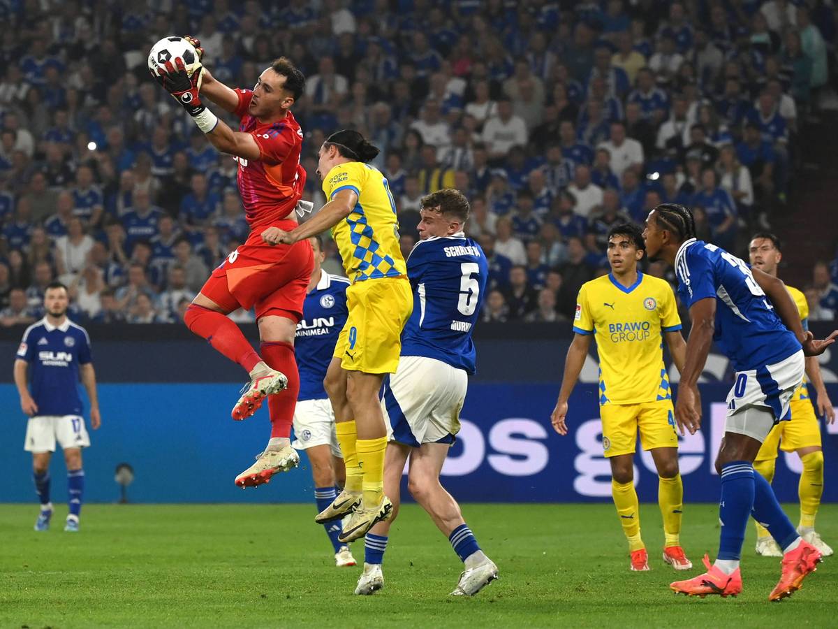 Justin Heekeren fängt einen Ball.