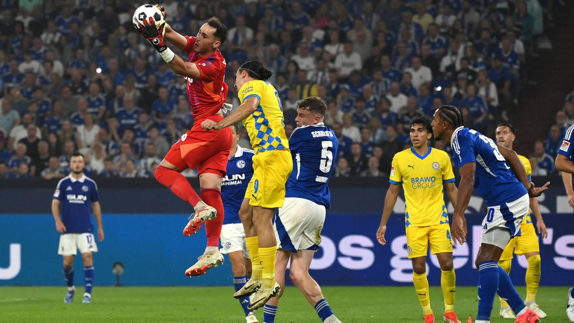 Justin Heekeren fängt einen Ball.