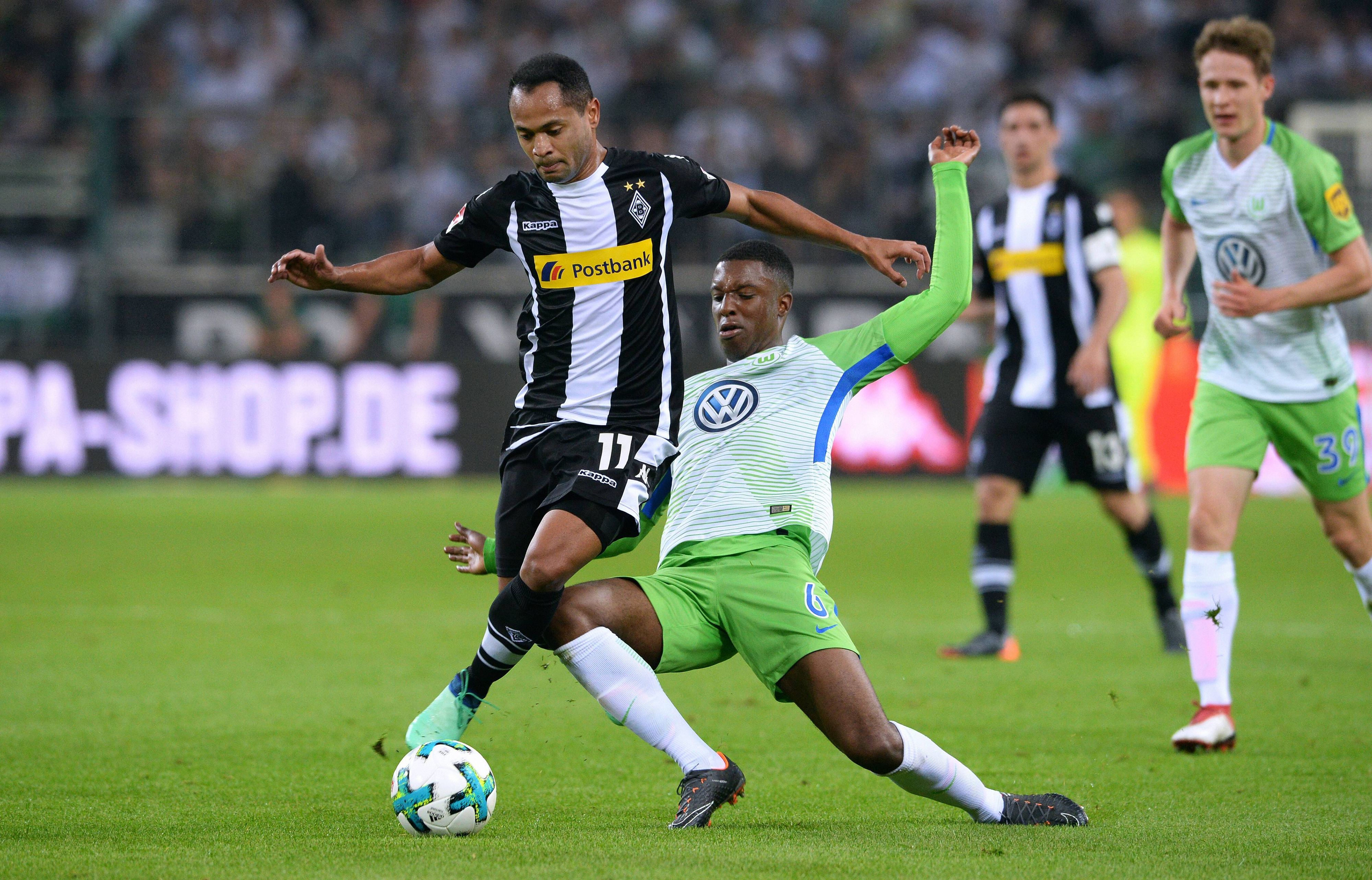 Riechedly Bazoer grätscht gegen Raffael.