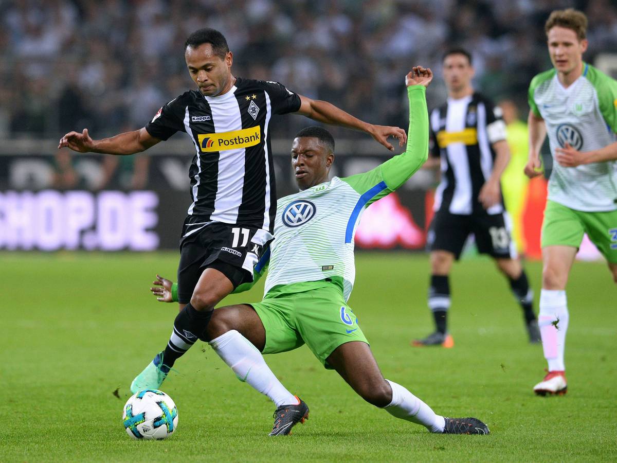 Riechedly Bazoer grätscht gegen Raffael.