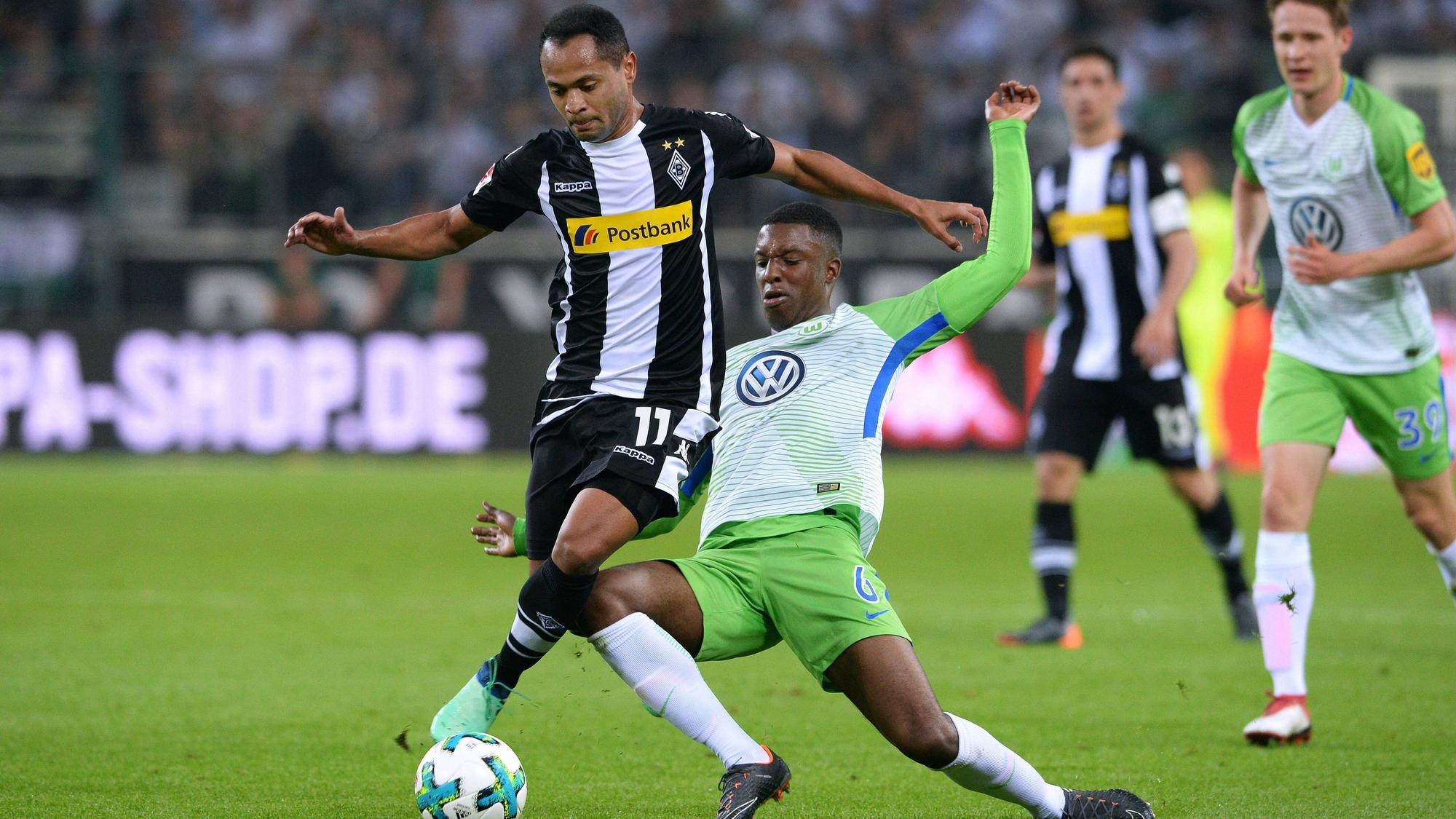 Riechedly Bazoer grätscht gegen Raffael.
