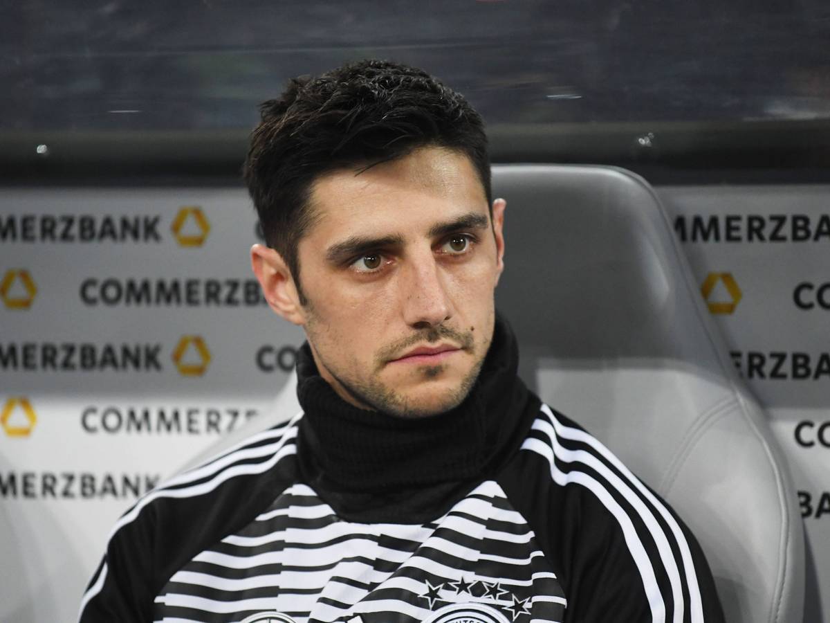 Lars Stindl auf der Bank bei einem Länderspiel.
