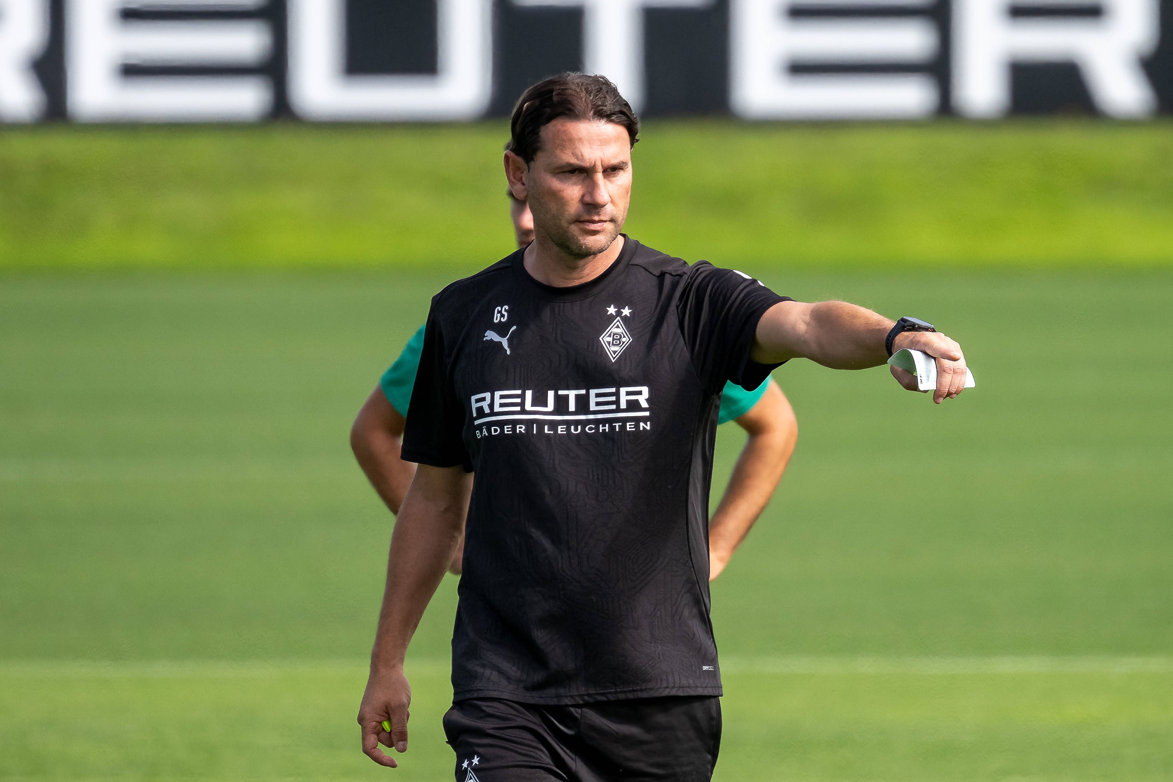Borussia Mönchengladbachs Trainer Gerardo Seoane steht auf dem Trainingsplatz und gibt Anweisungen.