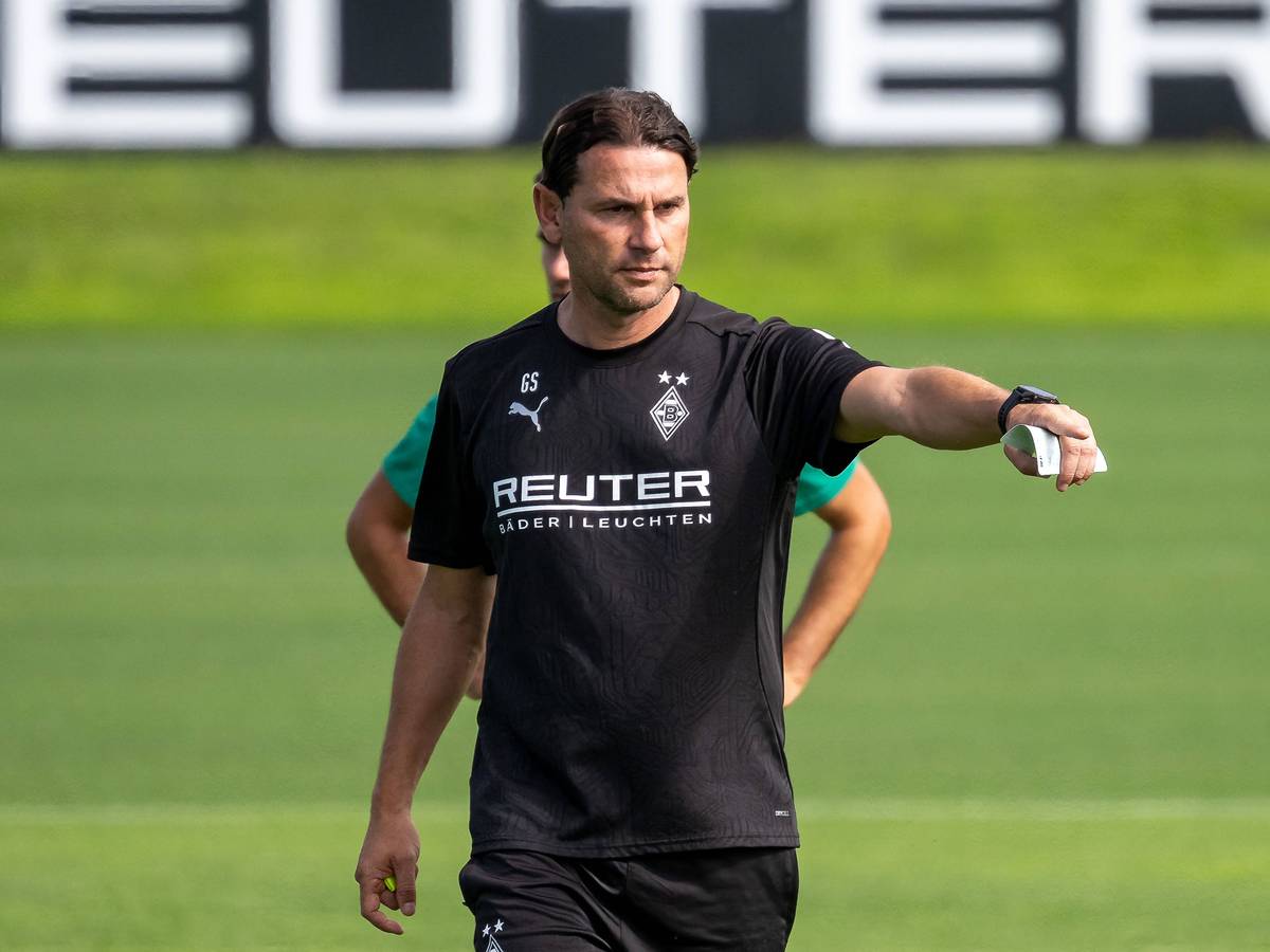 Borussia Mönchengladbachs Trainer Gerardo Seoane steht auf dem Trainingsplatz und gibt Anweisungen.
