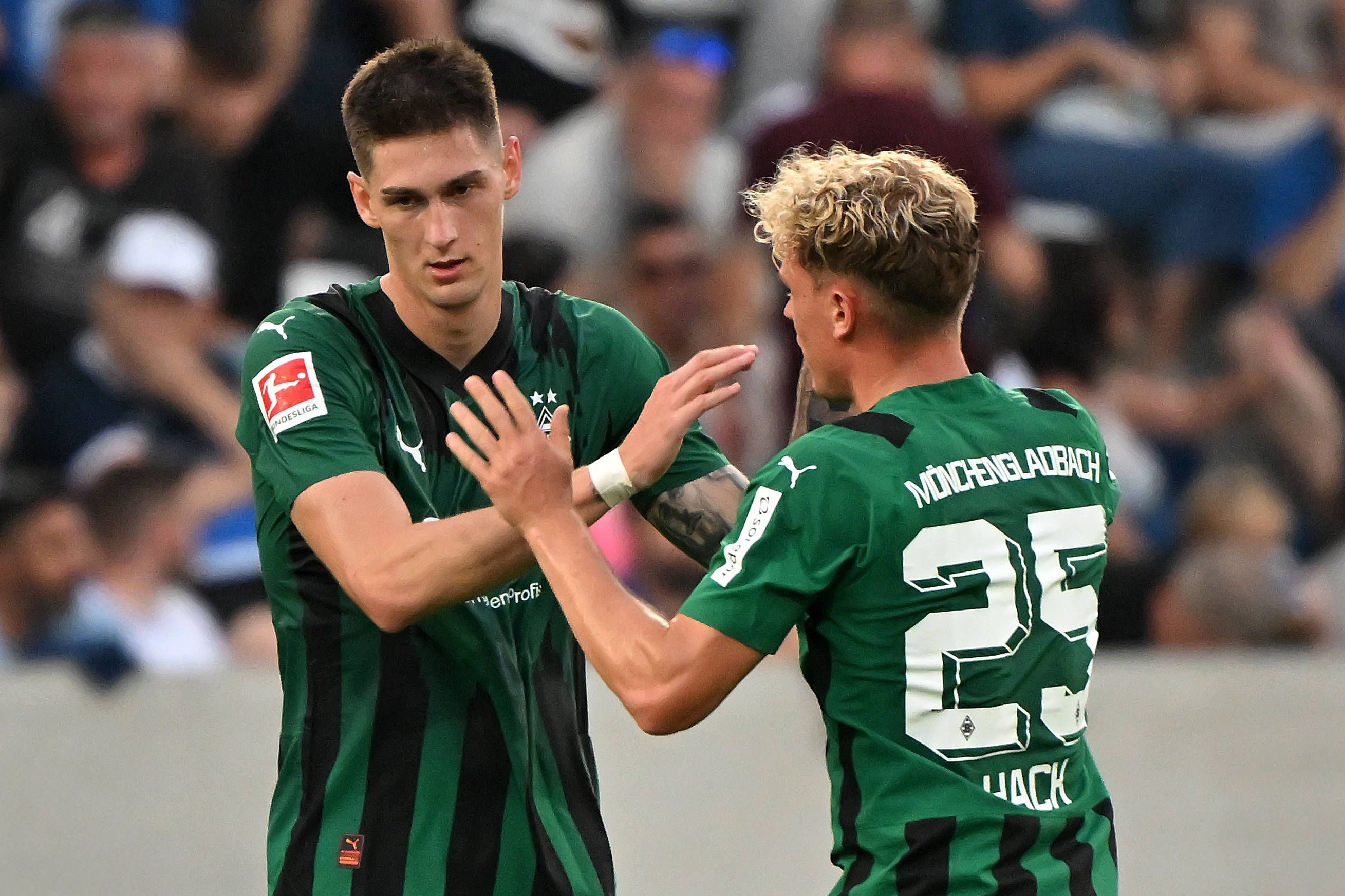 Tomas Cvancara und Robin Hack klatschen ab.