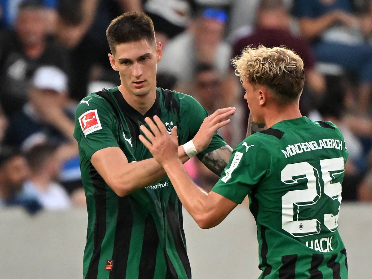 Tomas Cvancara und Robin Hack klatschen ab.