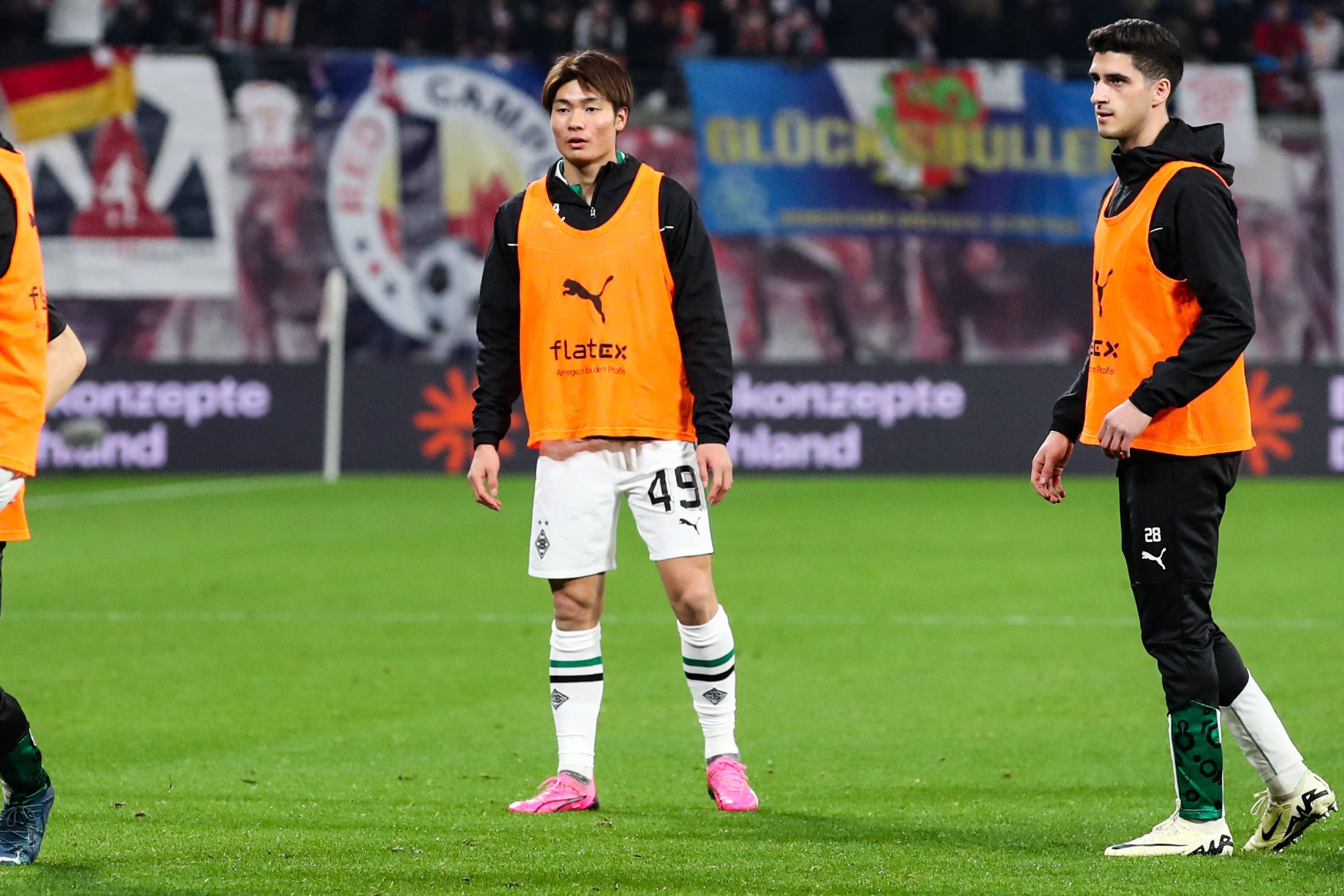 Shio Fukuda und Grant-Leon Ranos wärmen sich auf.