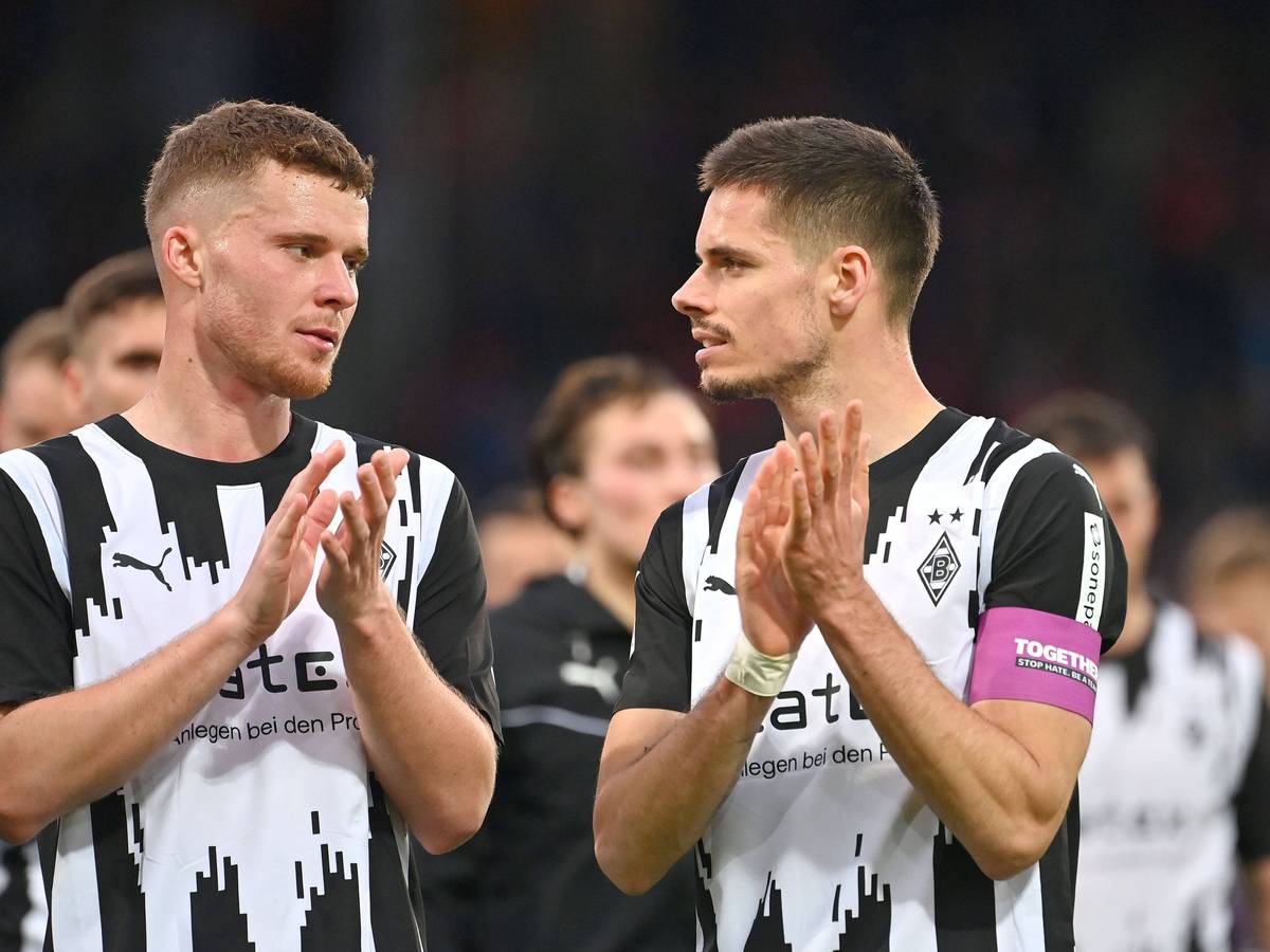 Die Mönchengladbach-Profis Nico Elvedi und Julian Weigl stehen nebeneinander auf dem Platz und applaudieren den Fans.