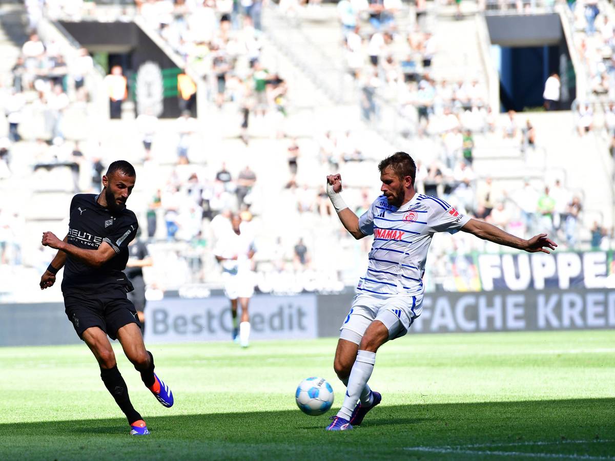 Borussia Mönchengladbachs Franck Honorat zieht im Testspiel gegen Racing Straßburg ab.
