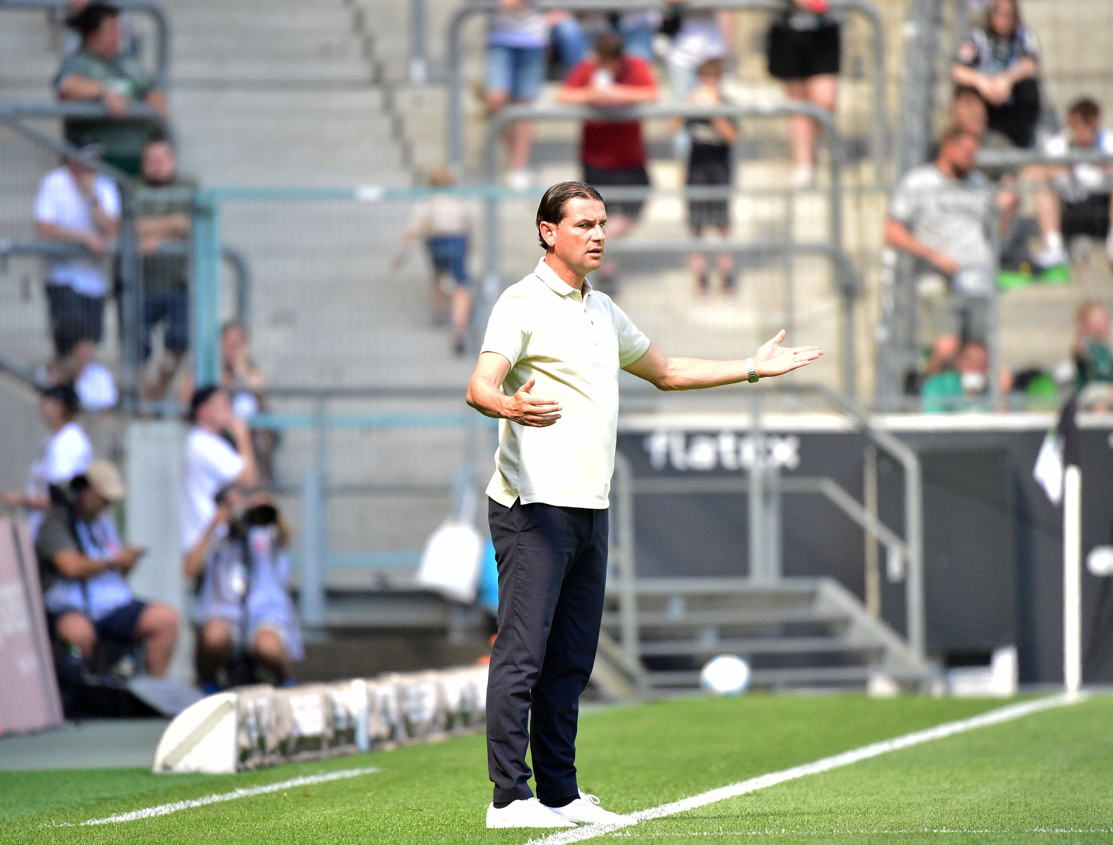 Gerardo Seoane gestikuliert an der Seitenlinie und streckt seine Arme heraus.