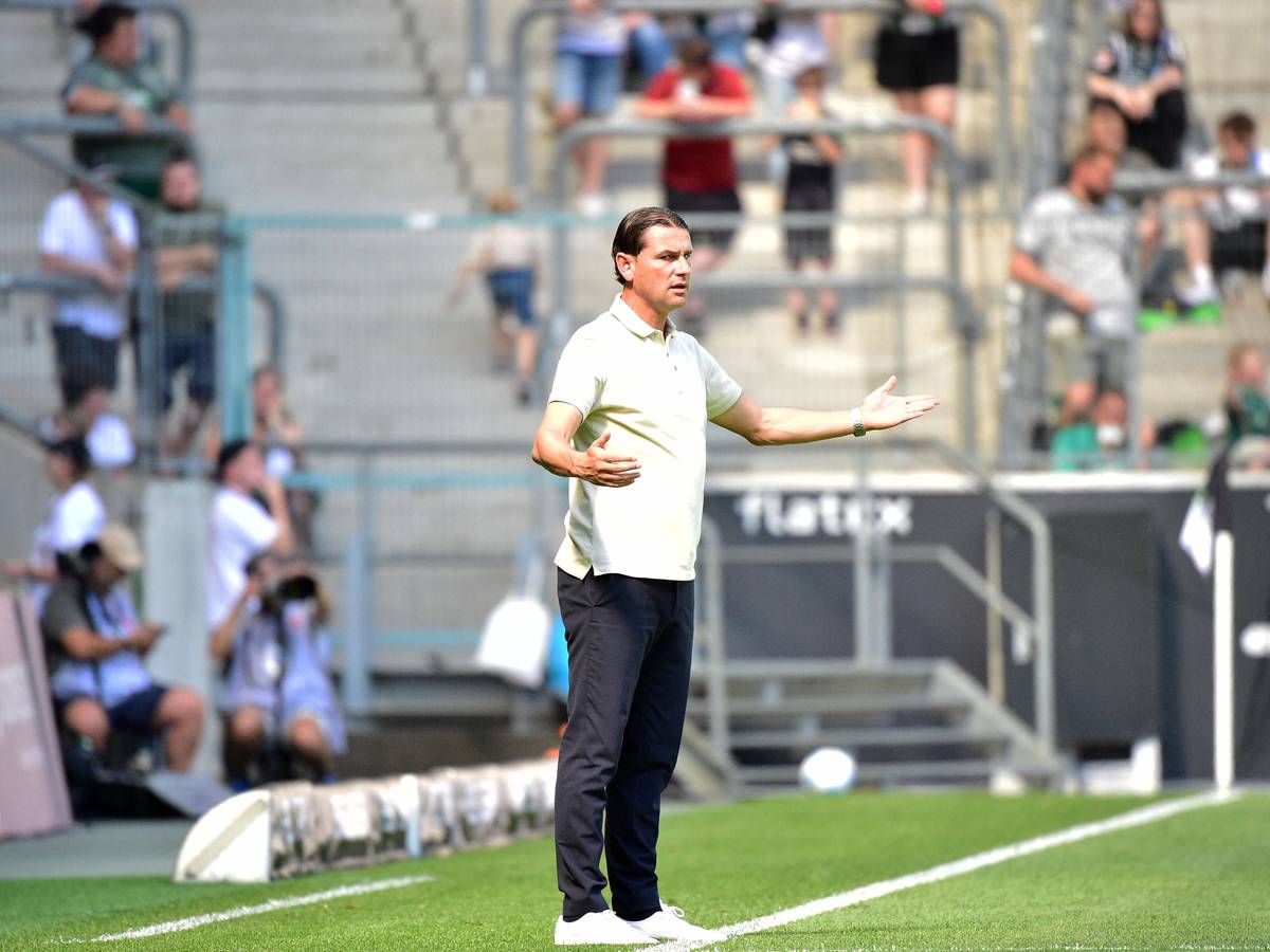 Gerardo Seoane gestikuliert an der Seitenlinie und streckt seine Arme heraus.