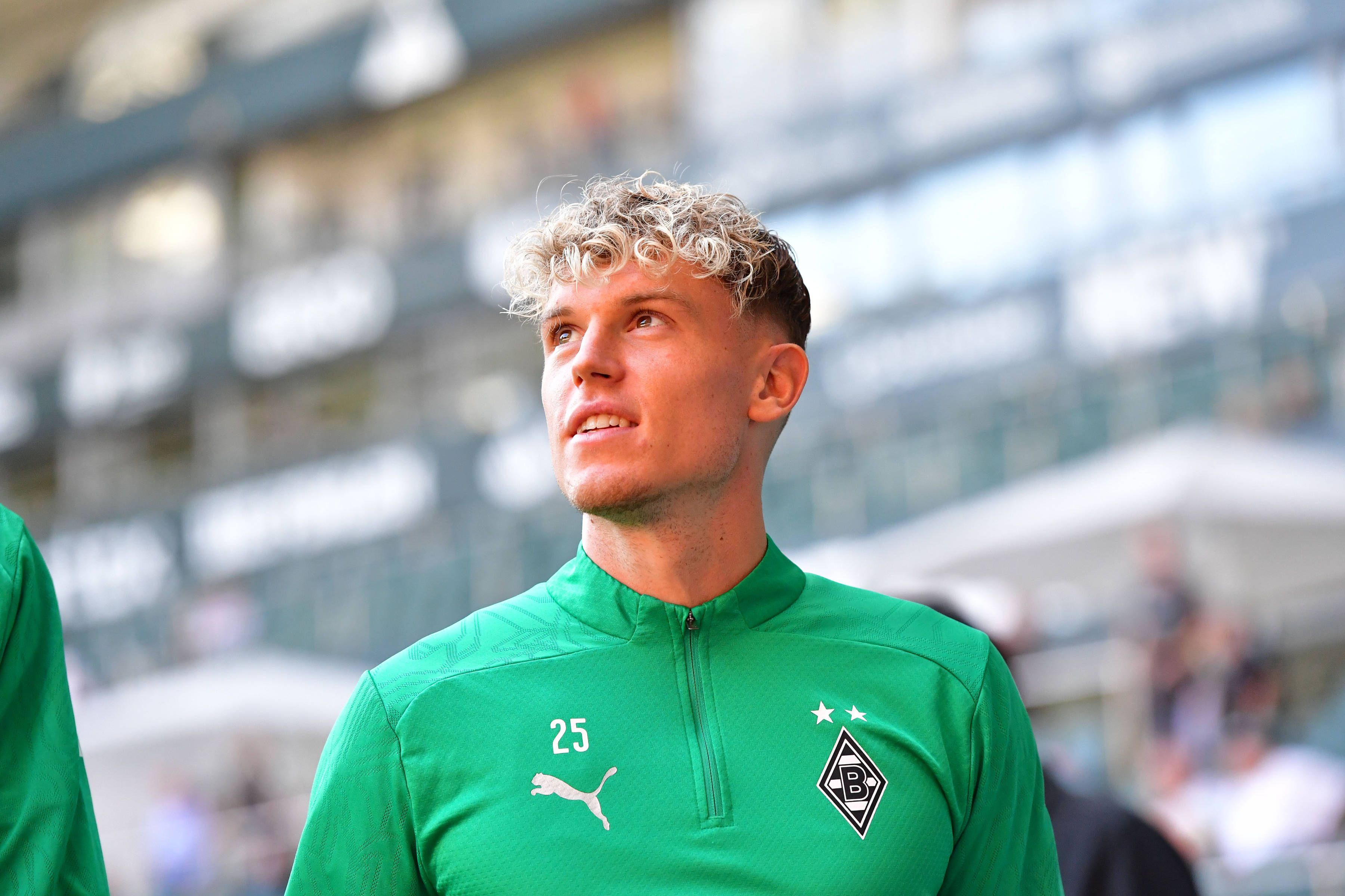Borussia Mönchengladbachs Robin Hack läuft bei der Saison-Eröffnung durchs Stadion.