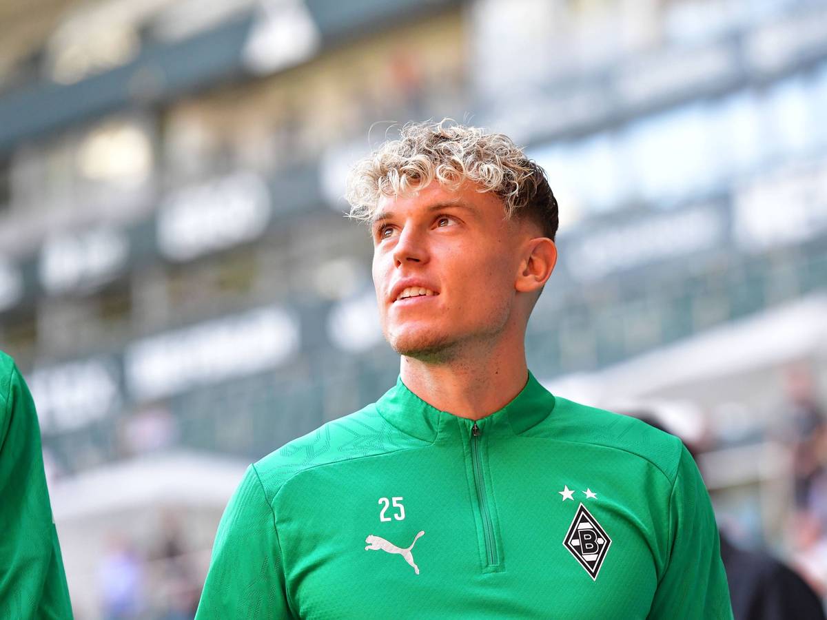 Borussia Mönchengladbachs Robin Hack läuft bei der Saison-Eröffnung durchs Stadion.