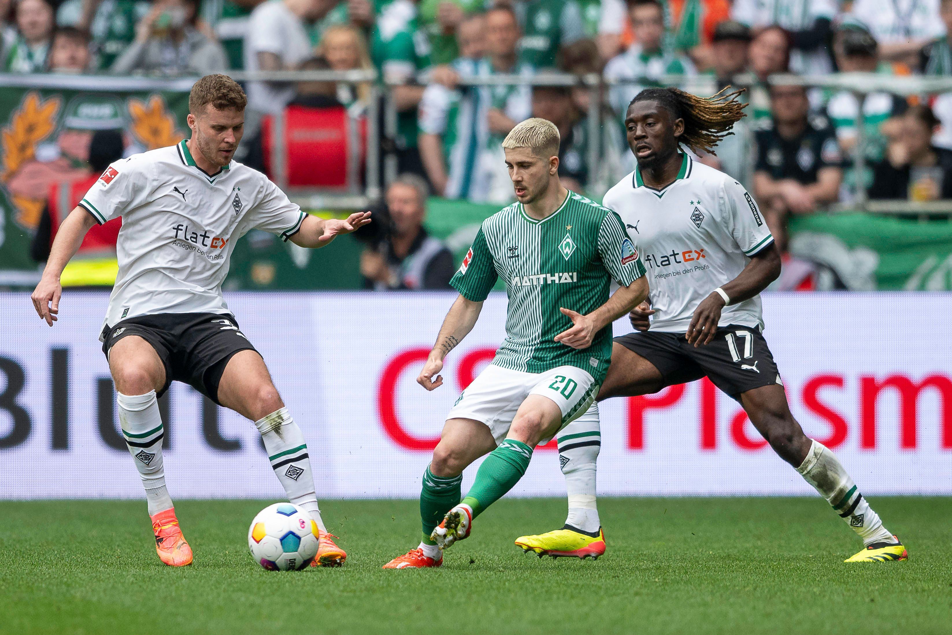 Nico Elvedi und Manu Koné bestreiten einen Zweikampf.