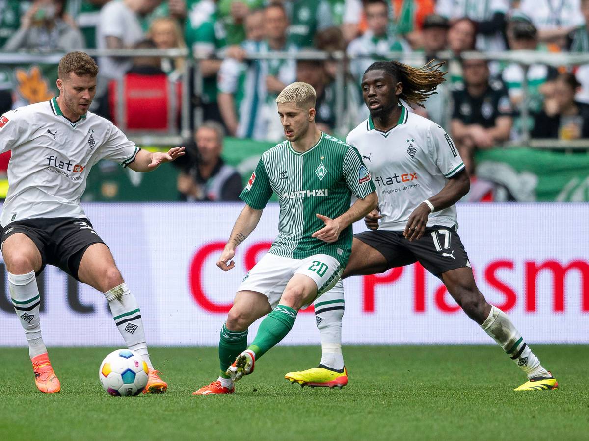 Nico Elvedi und Manu Koné bestreiten einen Zweikampf.