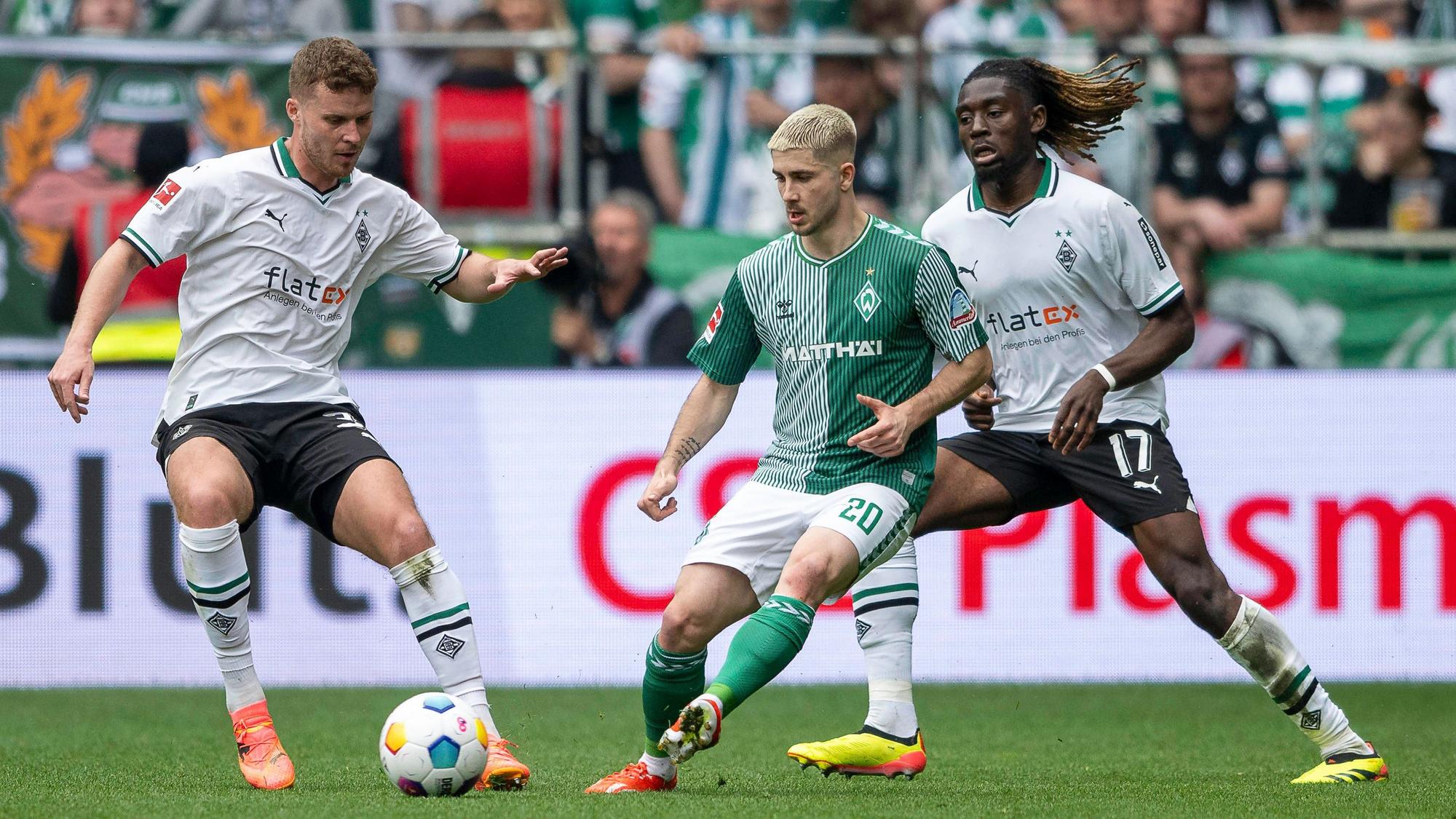 Nico Elvedi und Manu Koné bestreiten einen Zweikampf.