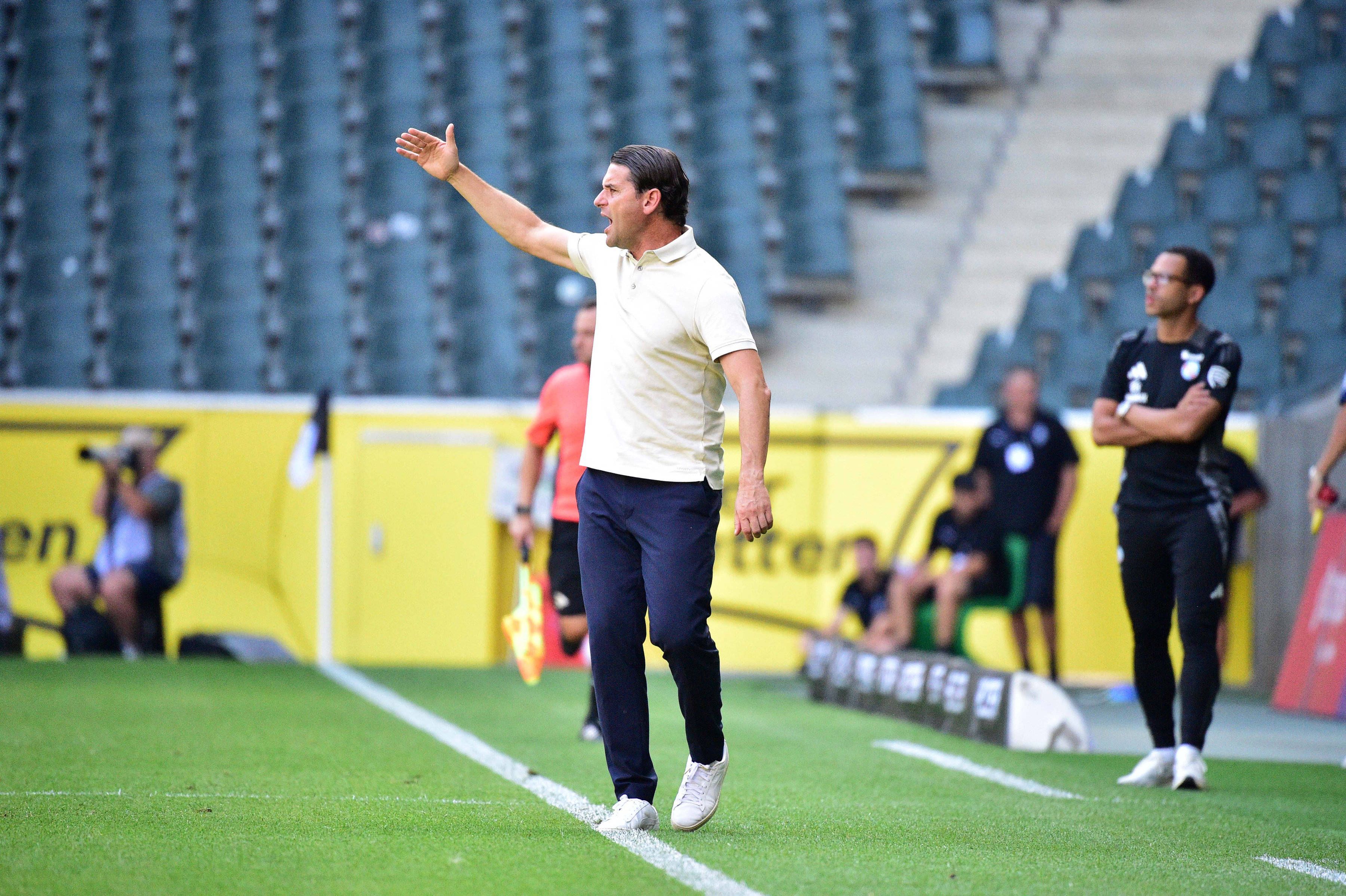 Gerardo Seoane gestikuliert in der Coaching-Zone und hebt den rechten Arm.