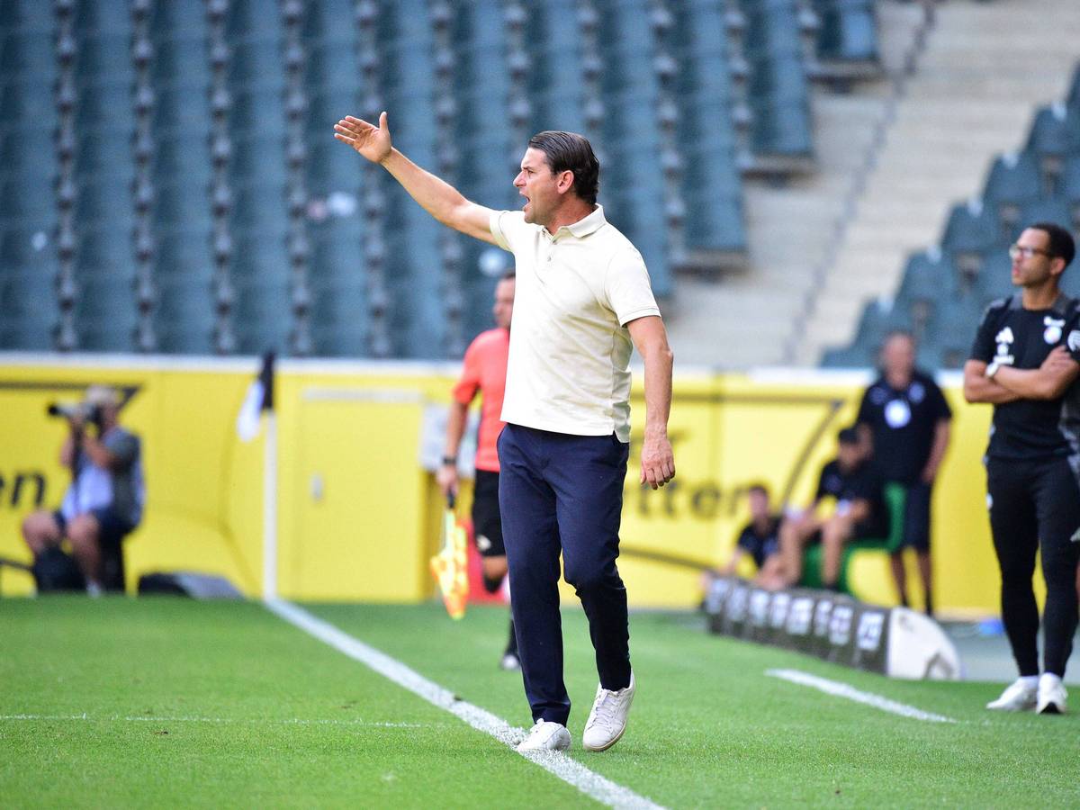 Gerardo Seoane gestikuliert in der Coaching-Zone und hebt den rechten Arm.