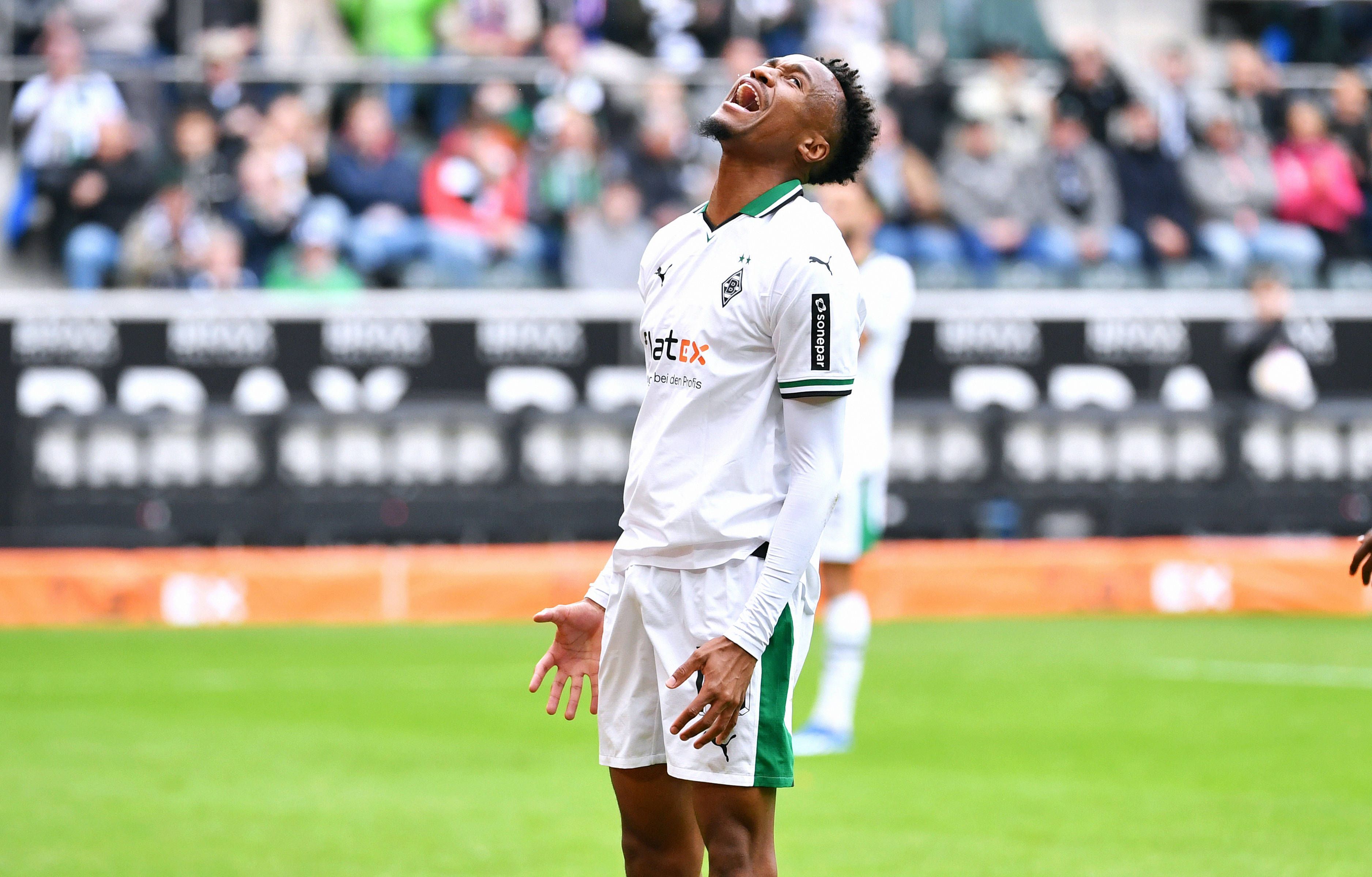 Nathan Ngoumou schreit enttäuscht auf dem Fußballplatz auf.
