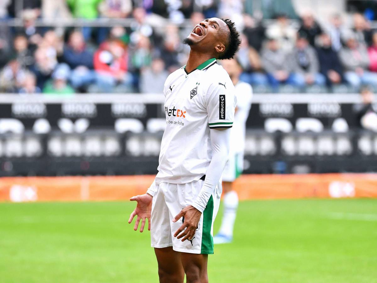 Nathan Ngoumou schreit enttäuscht auf dem Fußballplatz auf.