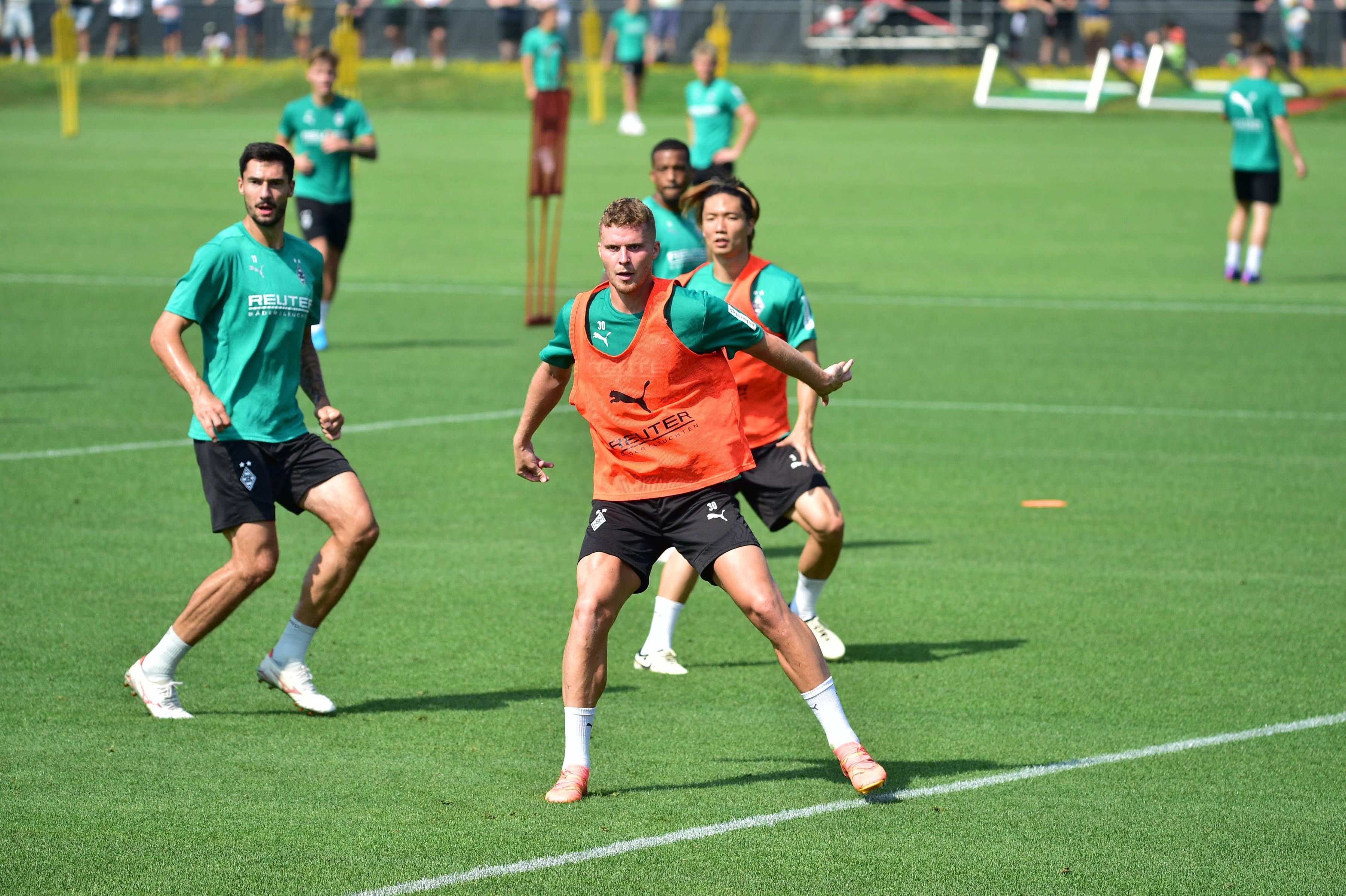 Die Gladbach-Profis Tim Kleindienst, Nico Elvedi und Ko Itakura erwarten bei einer Übung im Training den Ball.
