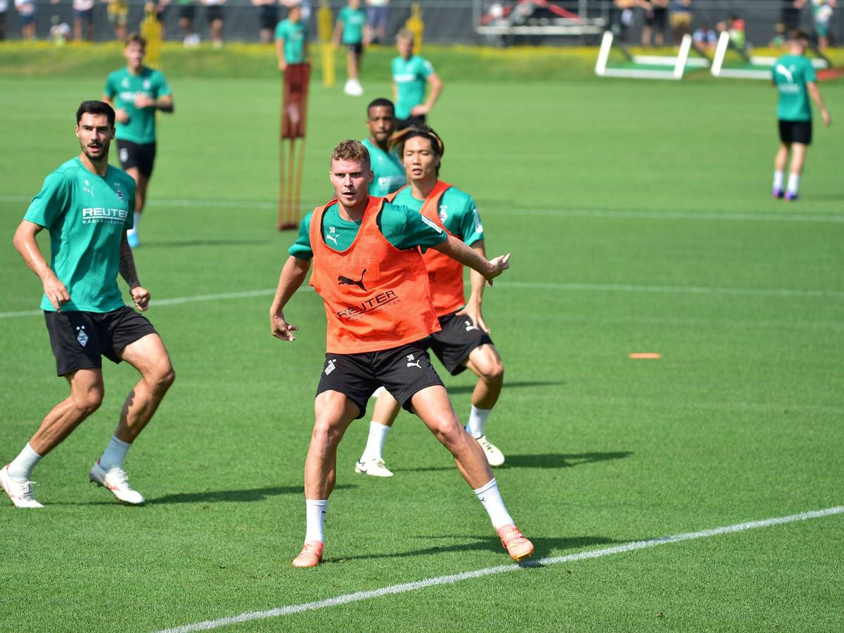 Die Gladbach-Profis Tim Kleindienst, Nico Elvedi und Ko Itakura erwarten bei einer Übung im Training den Ball.