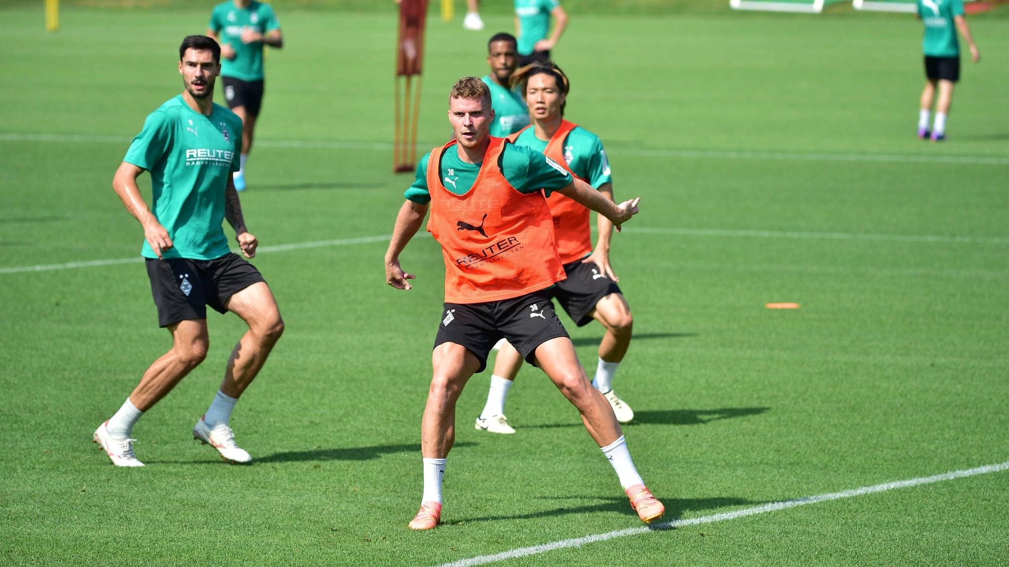 Die Gladbach-Profis Tim Kleindienst, Nico Elvedi und Ko Itakura erwarten bei einer Übung im Training den Ball.