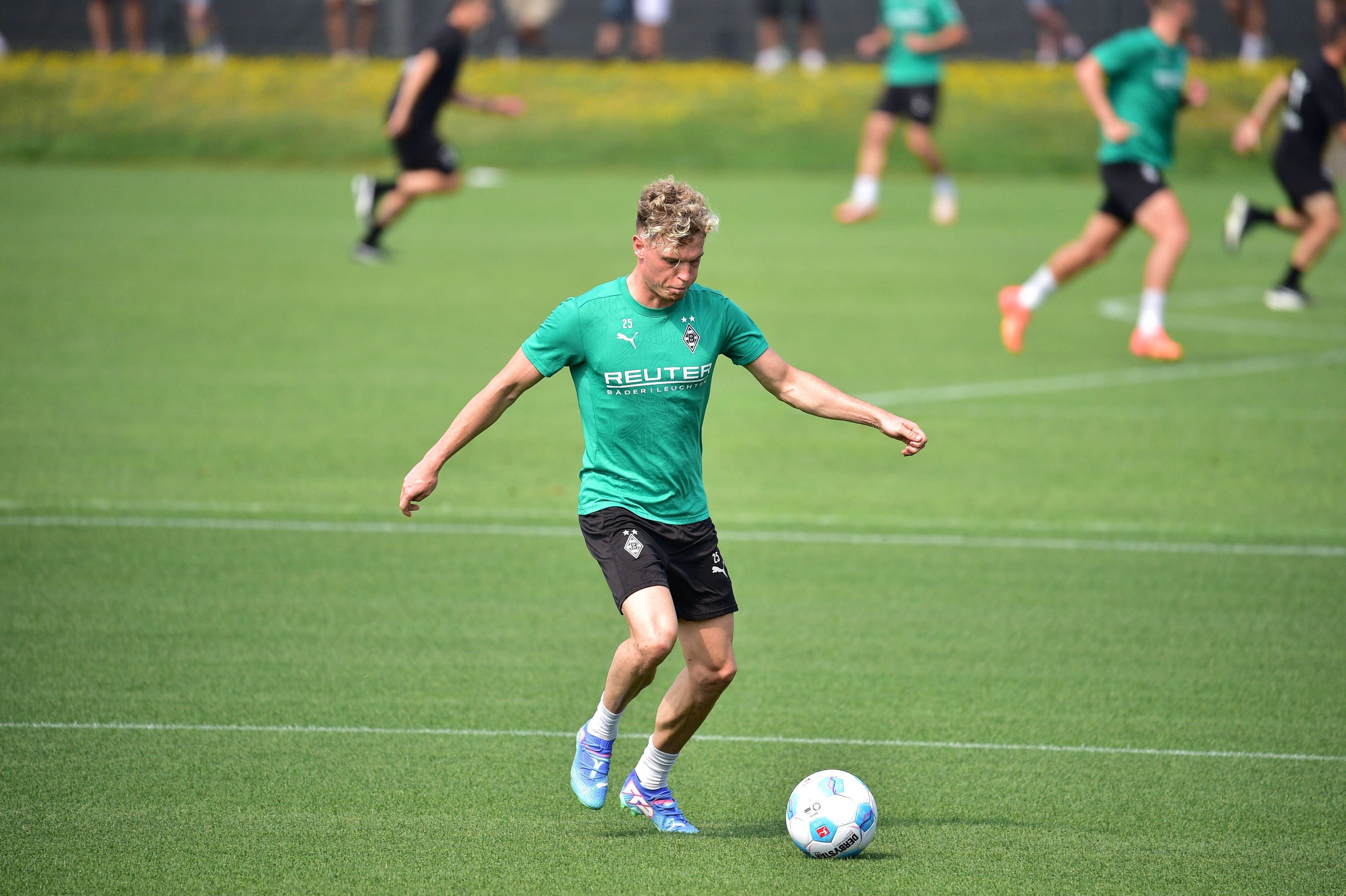 Borussia Mönchengladbachs Robin Hack zieht im Training ab.