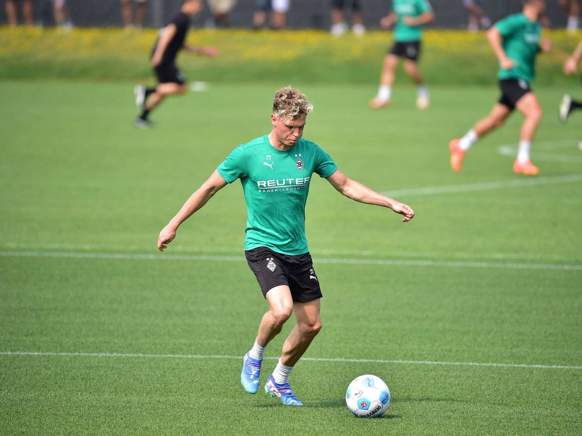Borussia Mönchengladbachs Robin Hack zieht im Training ab.