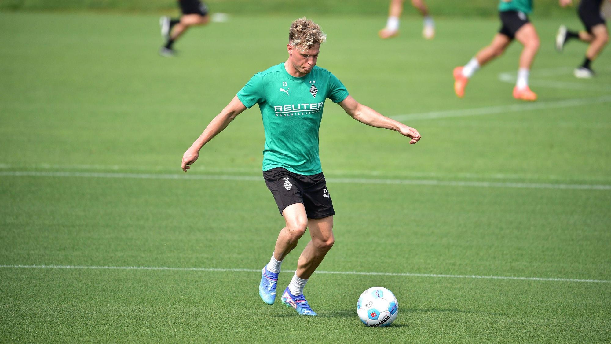 Borussia Mönchengladbachs Robin Hack zieht im Training ab.