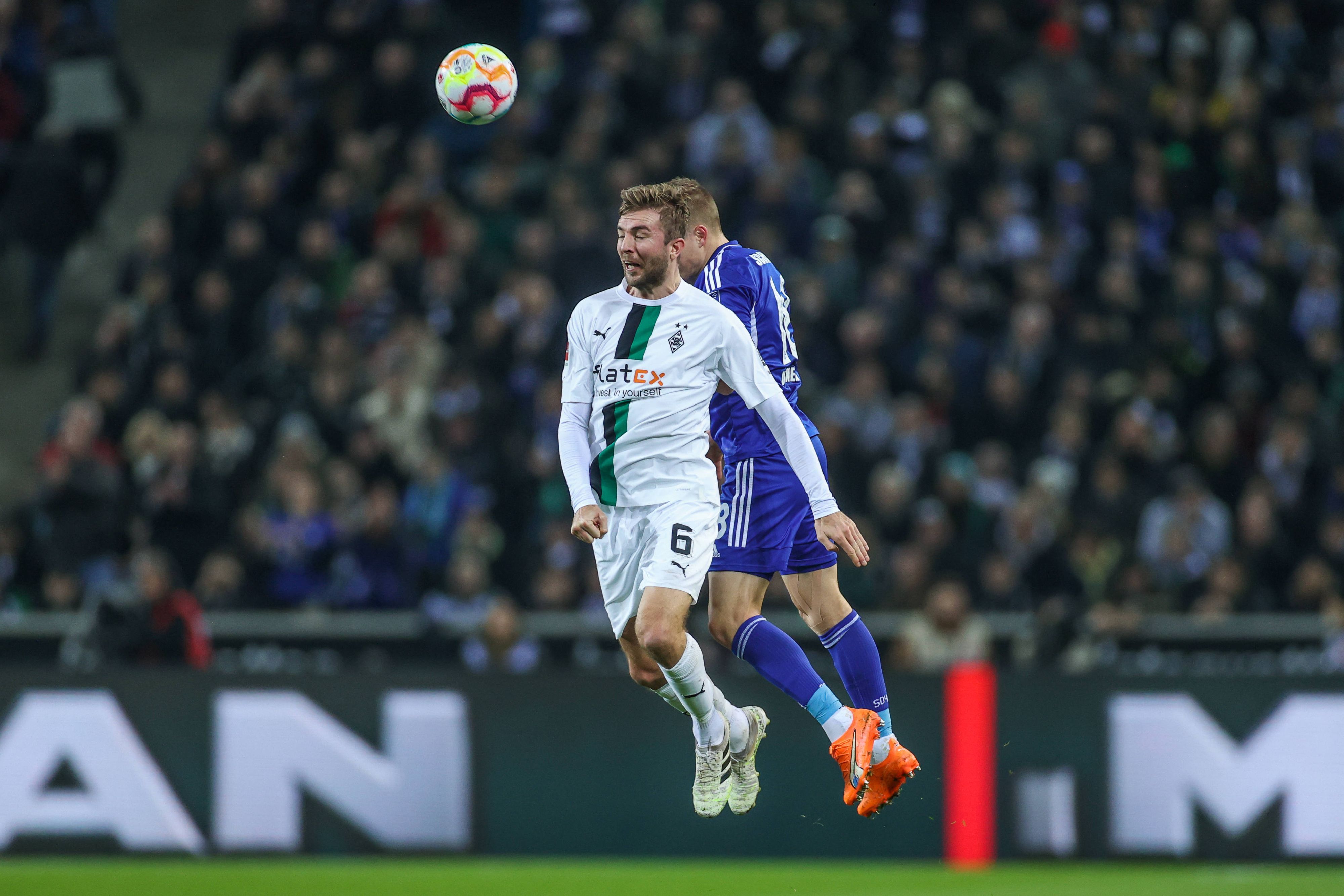 Christoph Kramer im Luftzweikampf mit einem Schalke-Spieler.