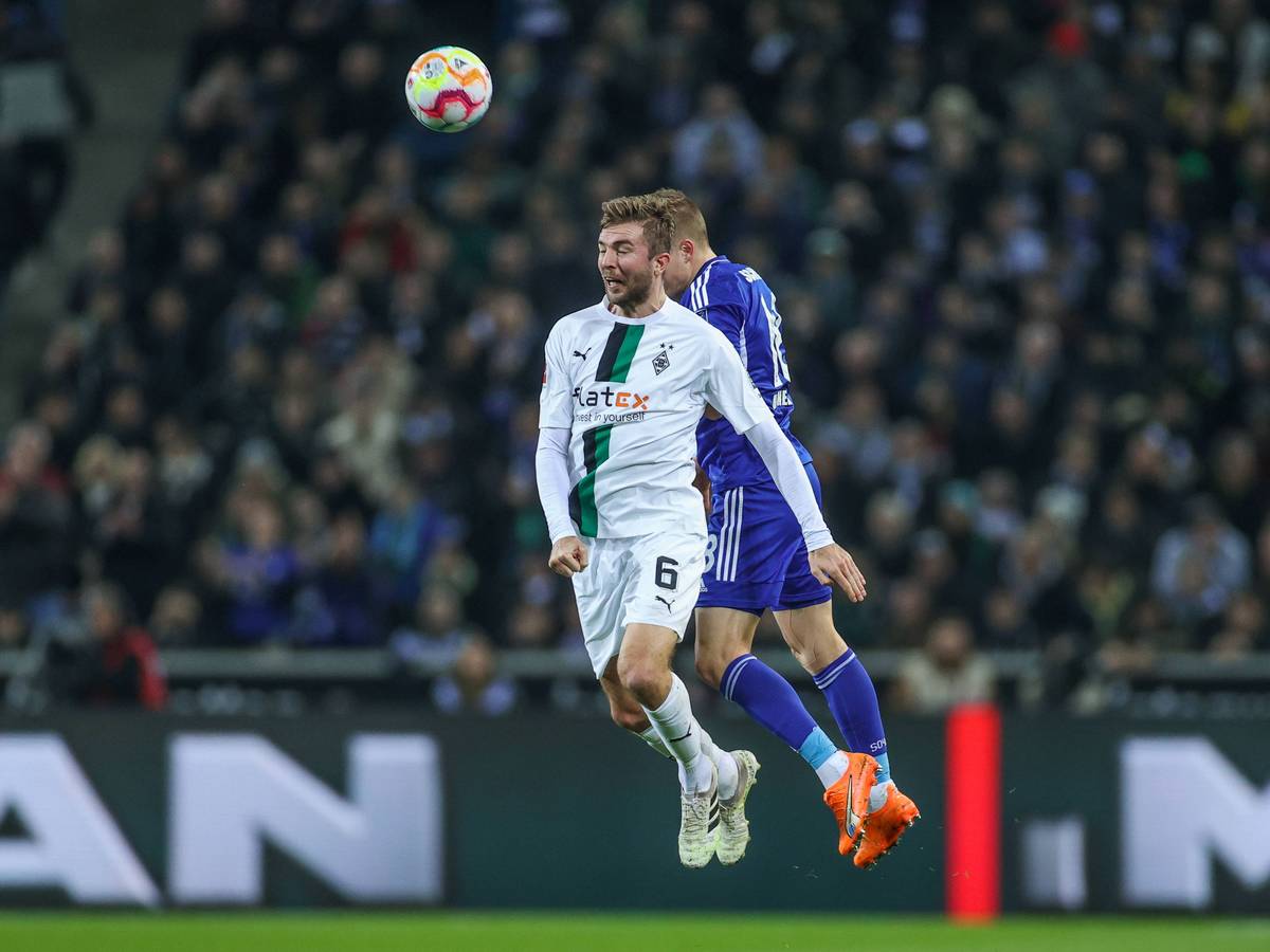Christoph Kramer im Luftzweikampf mit einem Schalke-Spieler.
