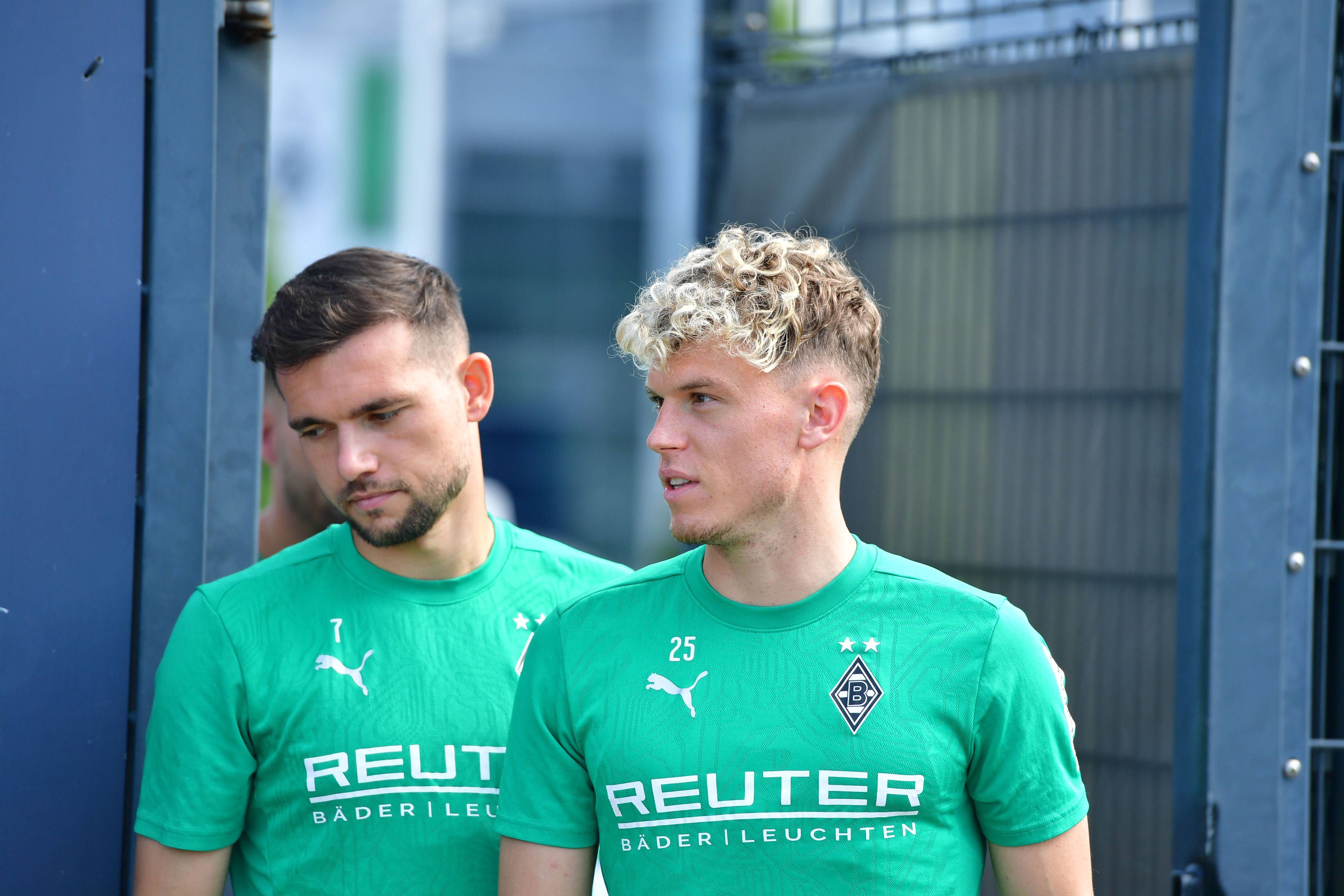 Die Gladbach-Profis Kevin Stöger und Robin Hack laufen vom Trainingsplatz.