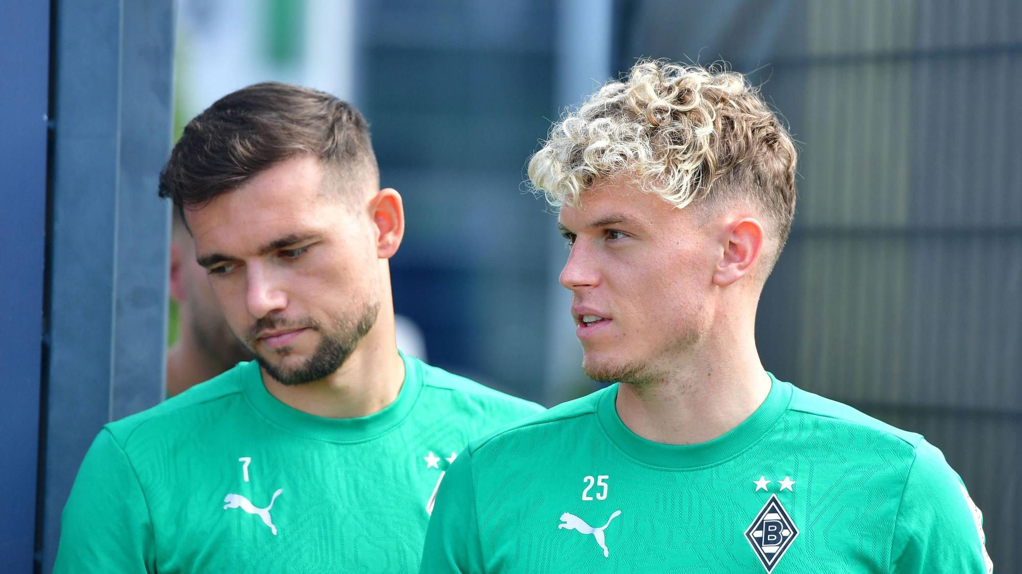 Die Gladbach-Profis Kevin Stöger und Robin Hack laufen vom Trainingsplatz.