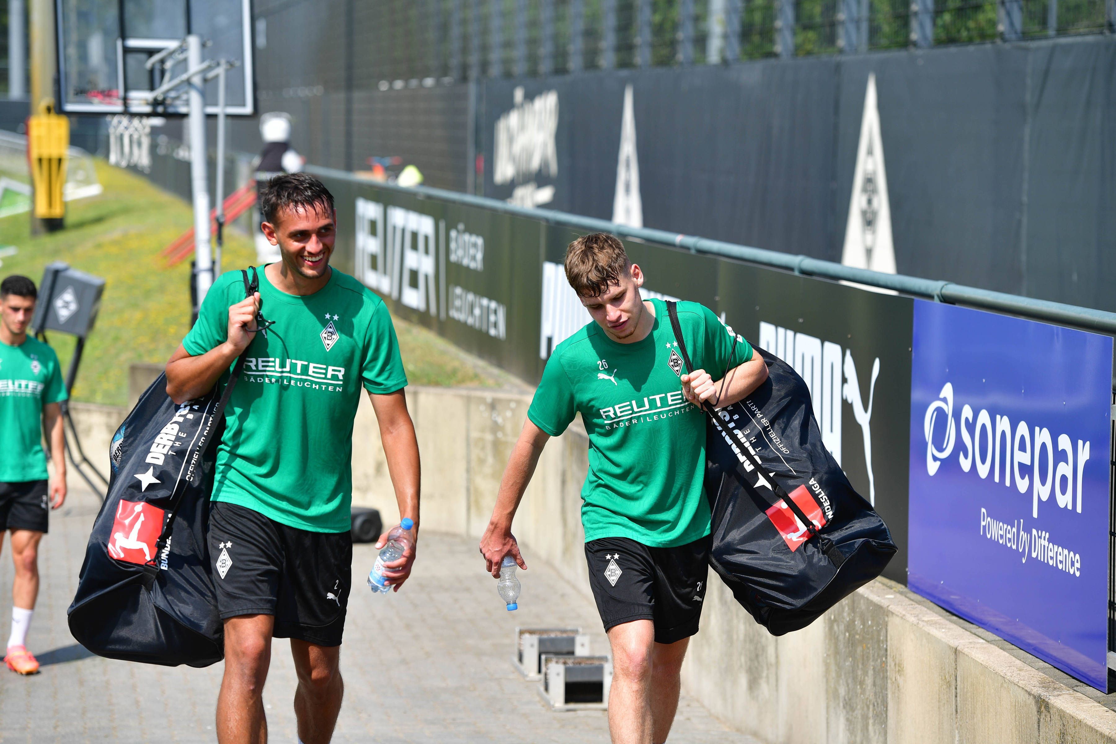 Die Gladbach-Profis Fabio Chiarodia und Lukas Ullrich laufen nach dem Training vom Platz.