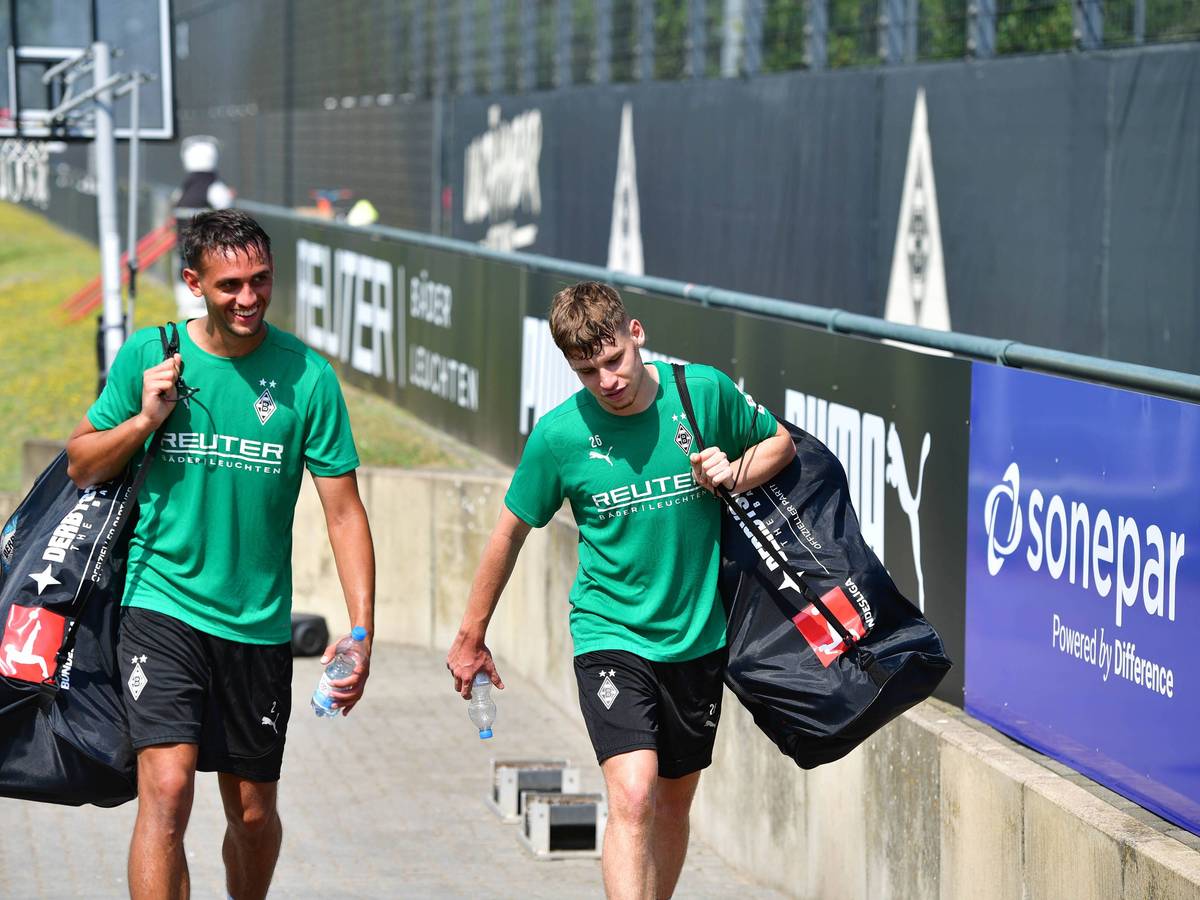 Die Gladbach-Profis Fabio Chiarodia und Lukas Ullrich laufen nach dem Training vom Platz.
