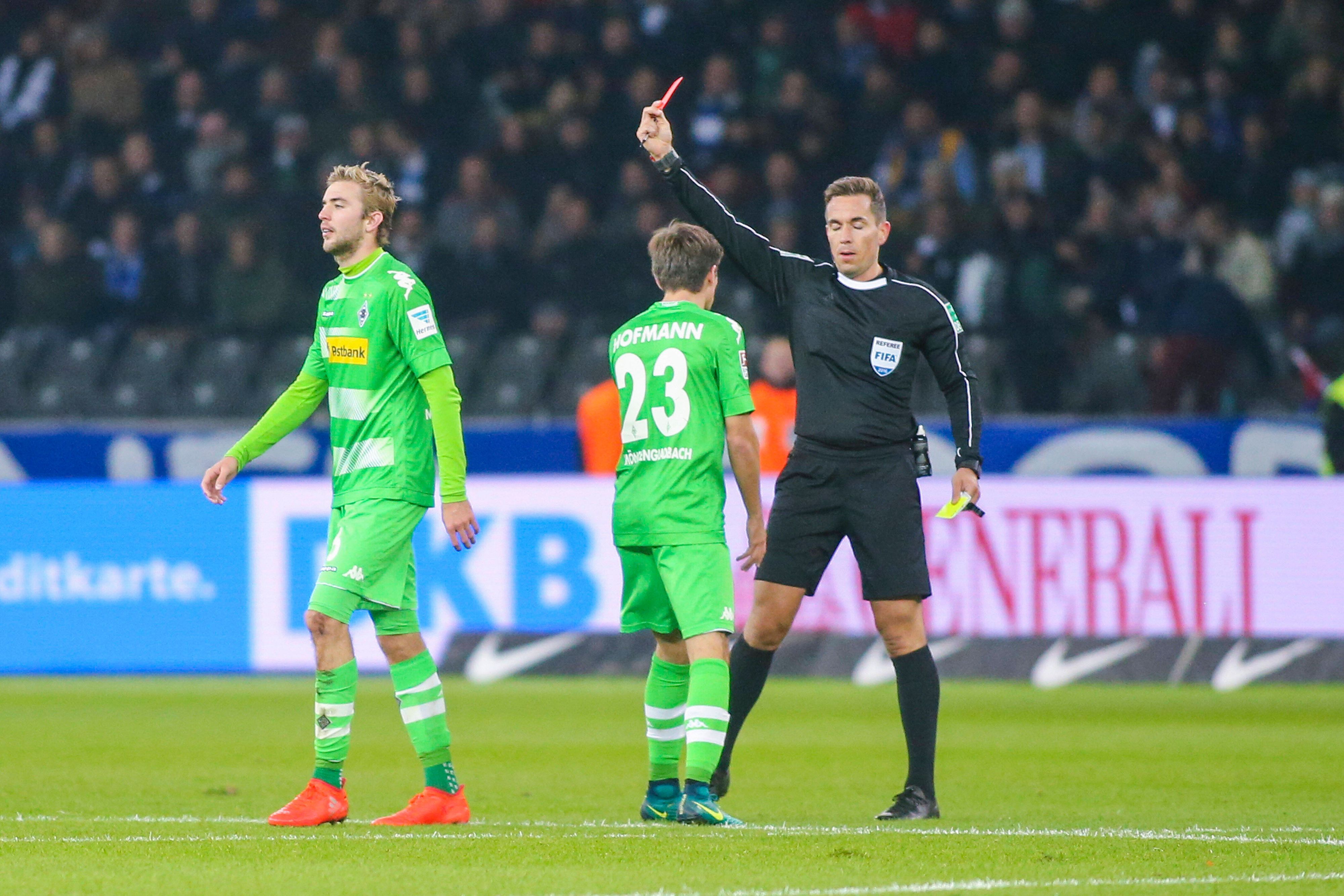 Schiedsrichter Tobias Stieler zeigt Gladbachs Christoph Kramer im Spiel bei Hertha BSC die Gelb-Rote Karte.